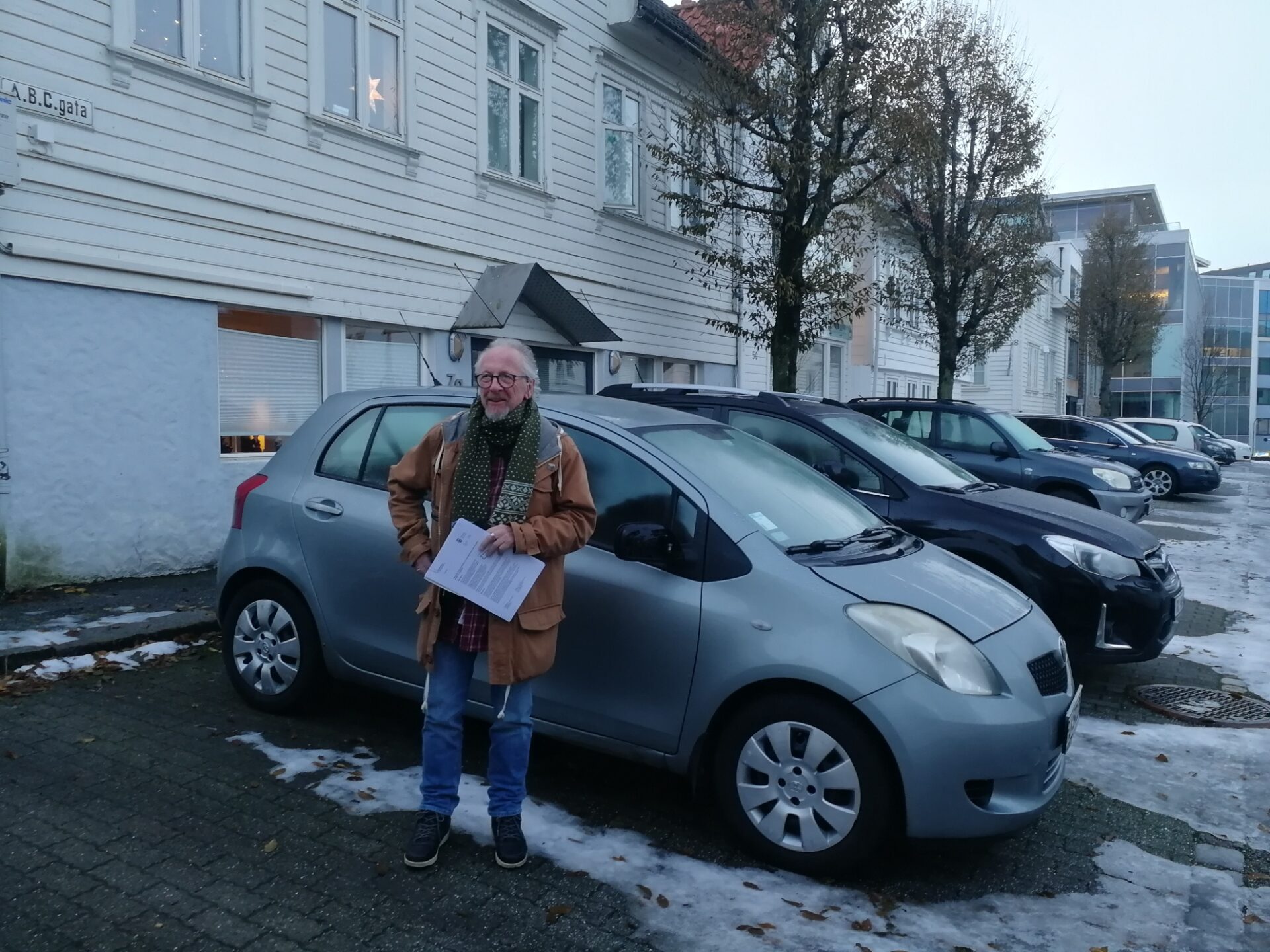 - Våre felles boligsoneparkeringsplasser i ABC-gata foreslås fjernet, sier Dag Vidar Haugen.