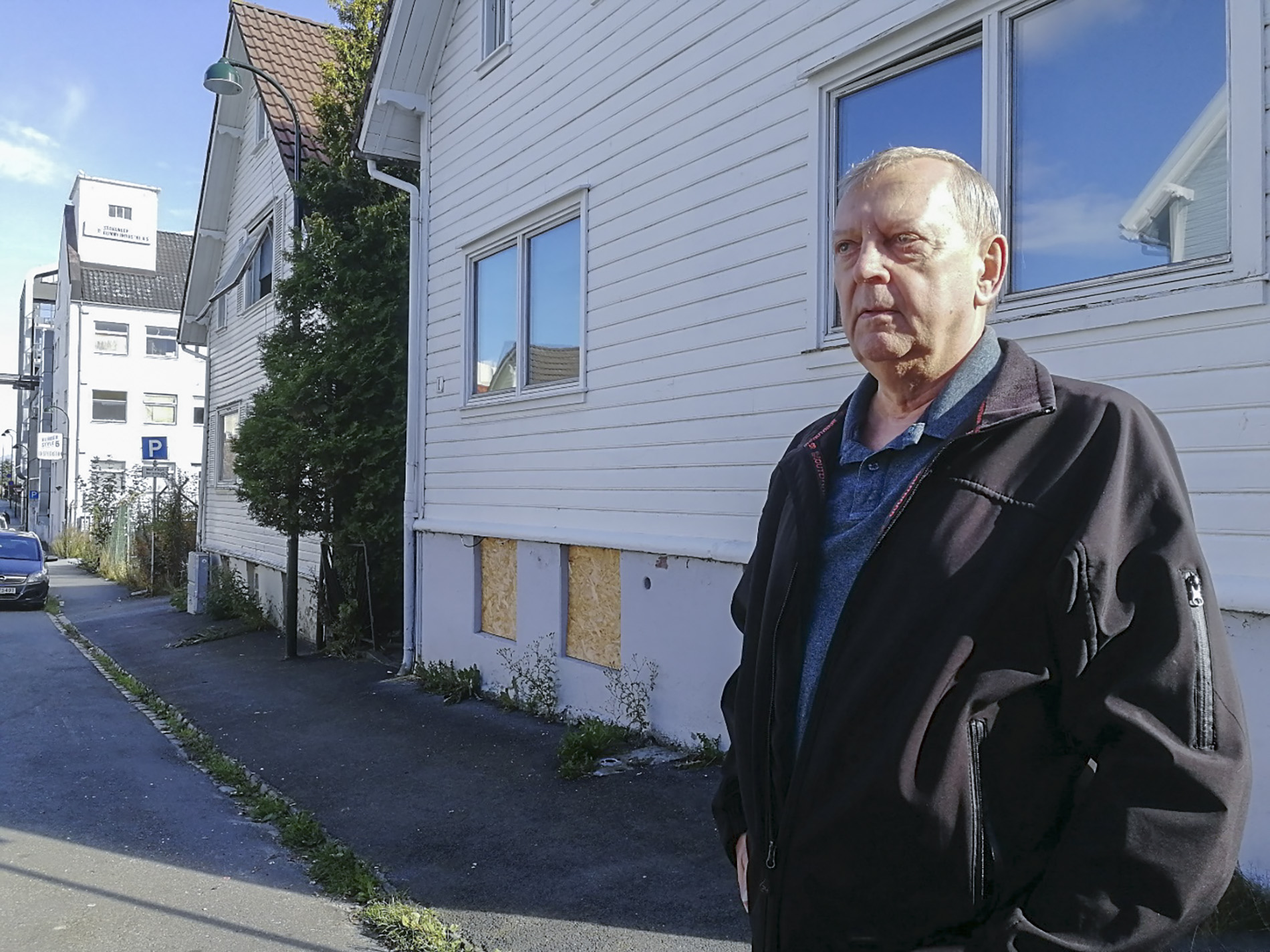 Arild Birkeland (72) foran Spilderhauggata 1 og 3, to klassiske arbeiderboliger bygd på slutten av attenhundretallet. Foto Sigrid Bækholt.