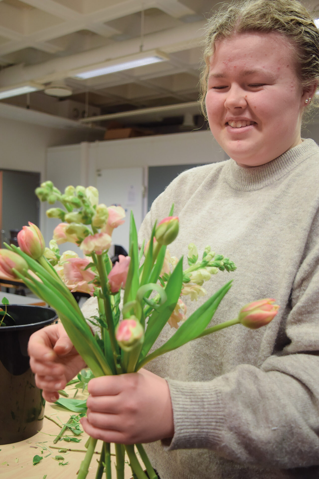 Annabeel Voll lager fargerike buketter som gjør at våren kommer inn i klasserommet.