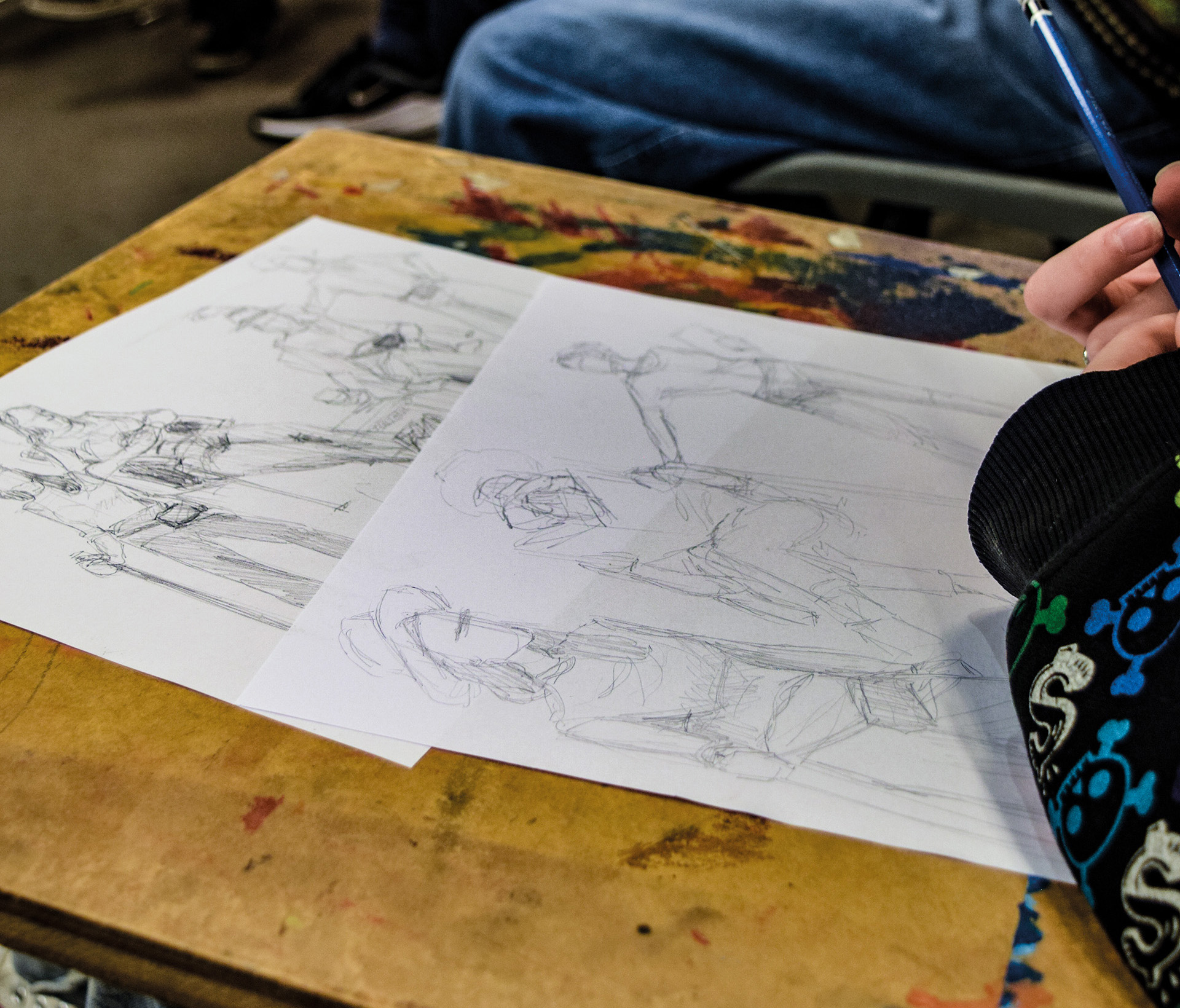 Elevene øver seg på akttegning i tegnesalen.