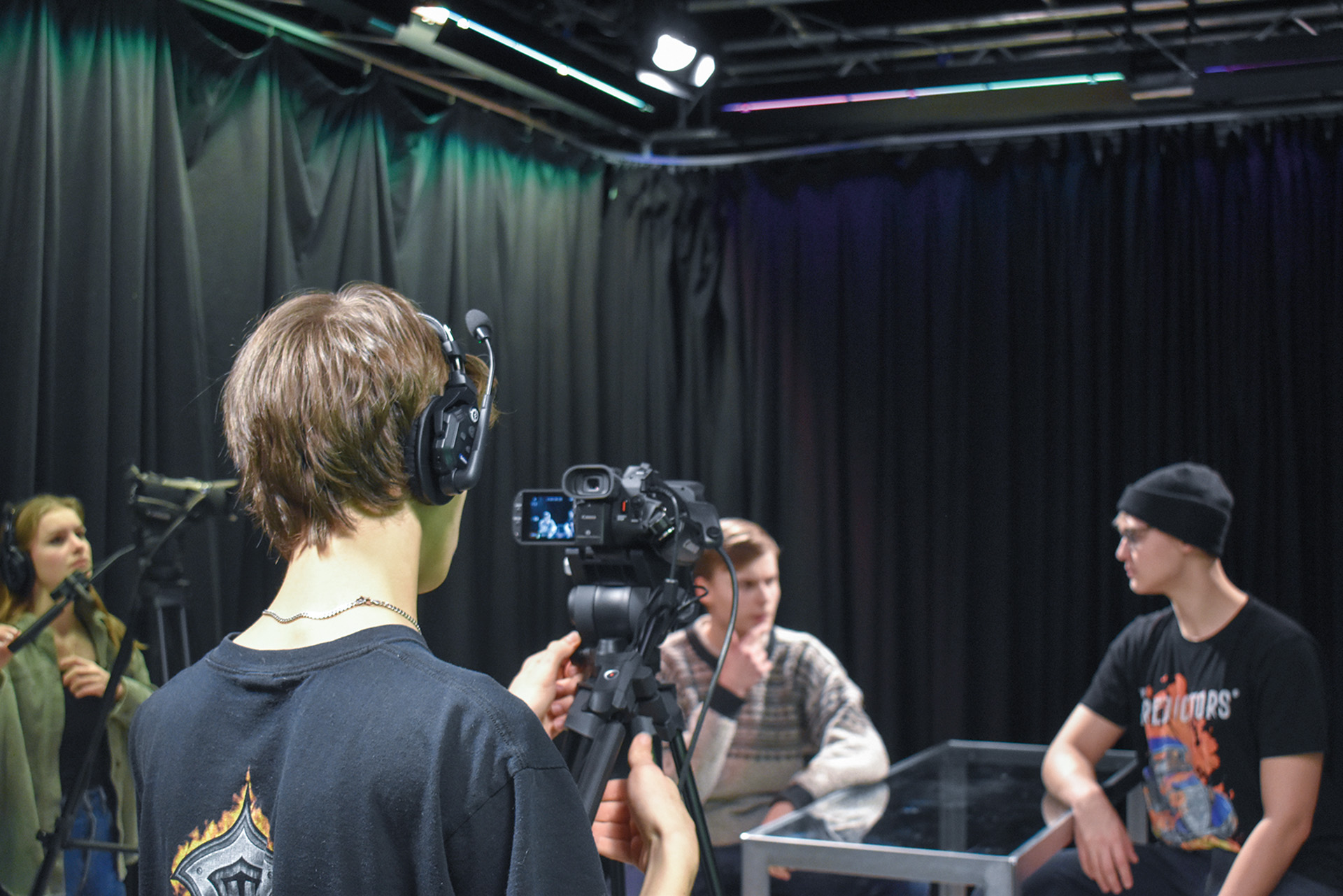 Medieelevene synes det er kjekt å drive med TV-produksjon i studio.