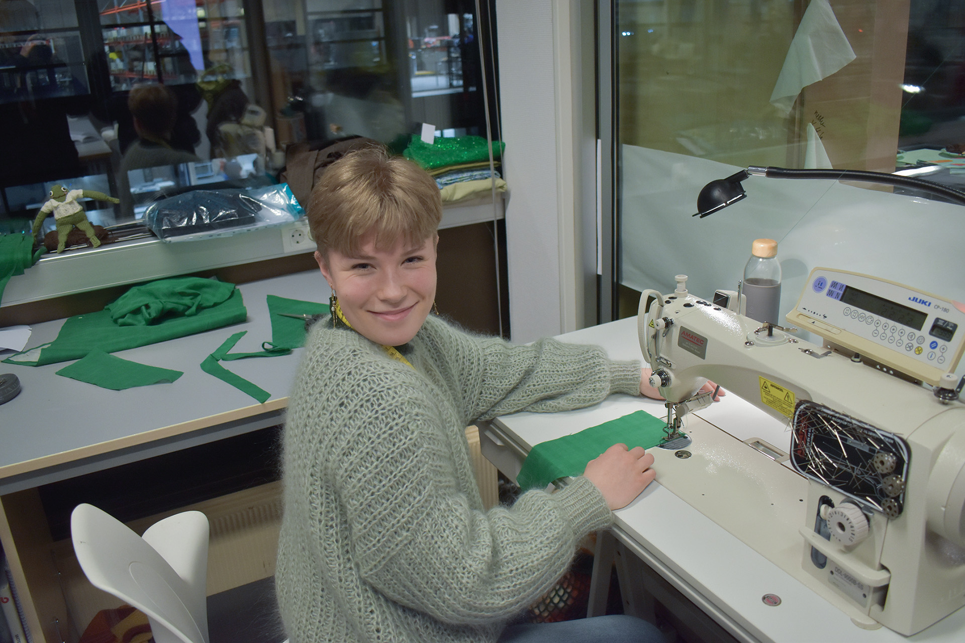 Hedda Refsnes trives godt med symaskinen ved tekstil, søm og håndverk.