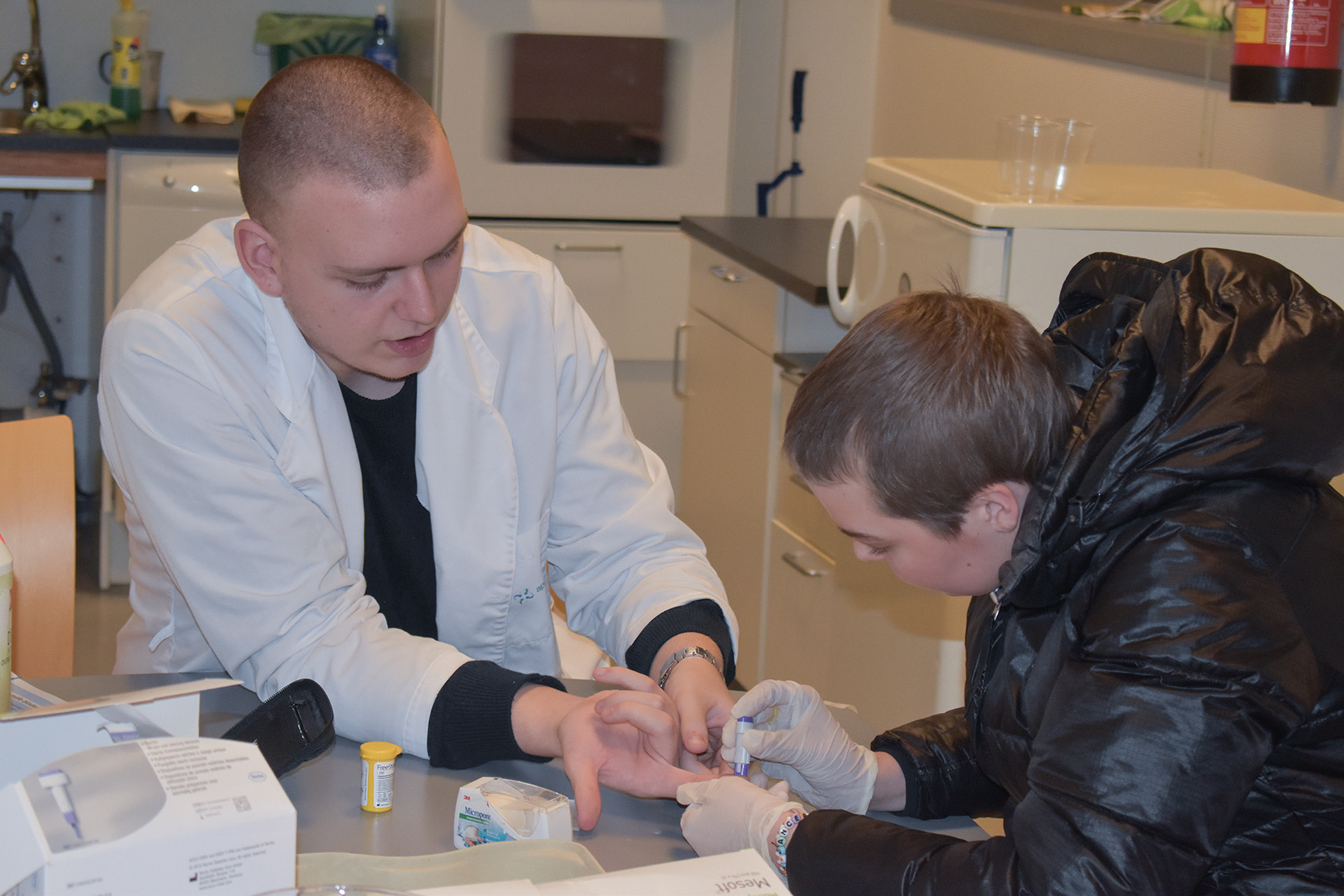 Noen ganger får elevene øve på hverandre. Her testes blodprosent.