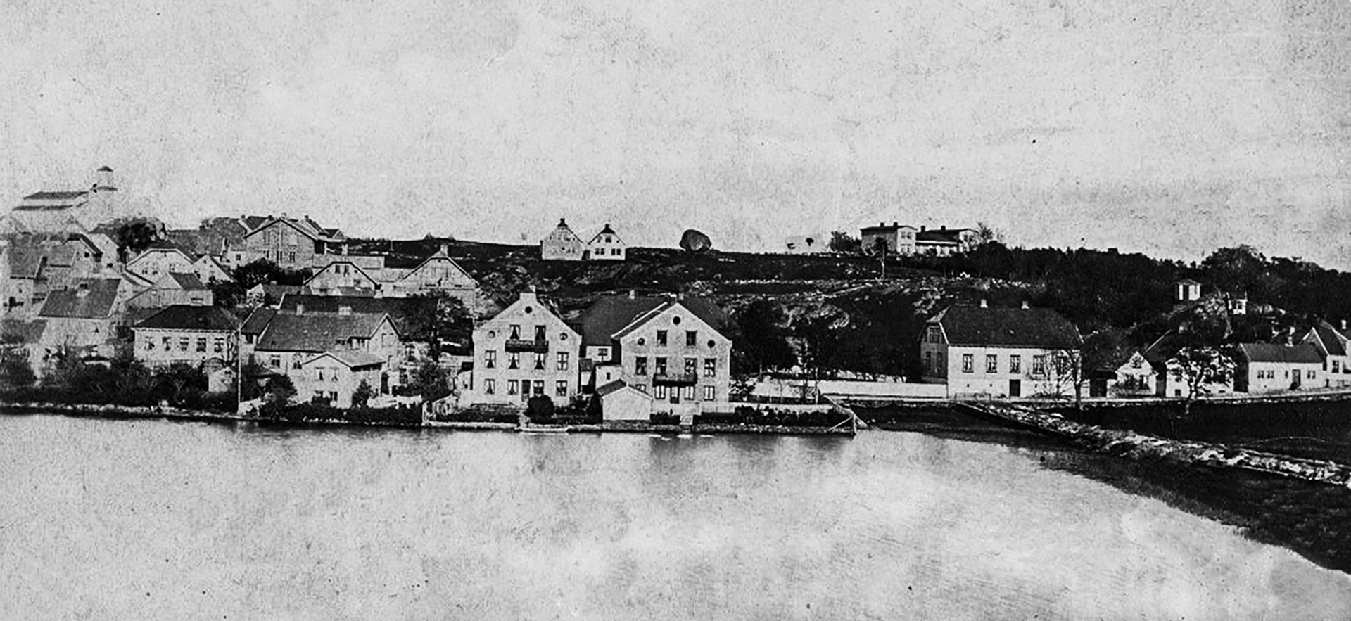 På høyden ses helt til venstre Hetlandskirken, Kongssteinen på Bergeland og helt til høyre Hetland prestegård som sto ferdig i 1851. Fotografiet er fra rundt år 1867. (Foto: Ukjent / Stavanger byarkiv)