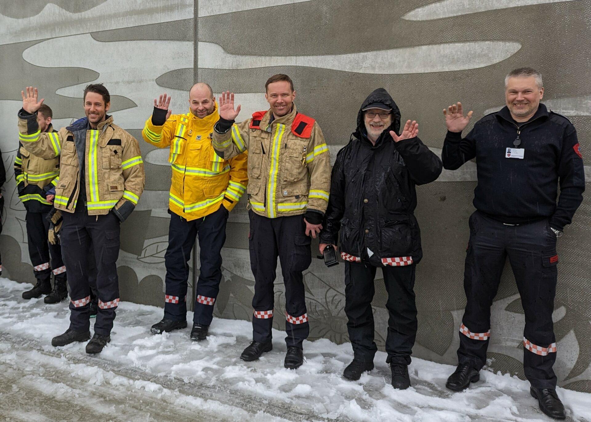 Blide brannfolk som gleder seg til å ta den nye stasjonen i bruk.