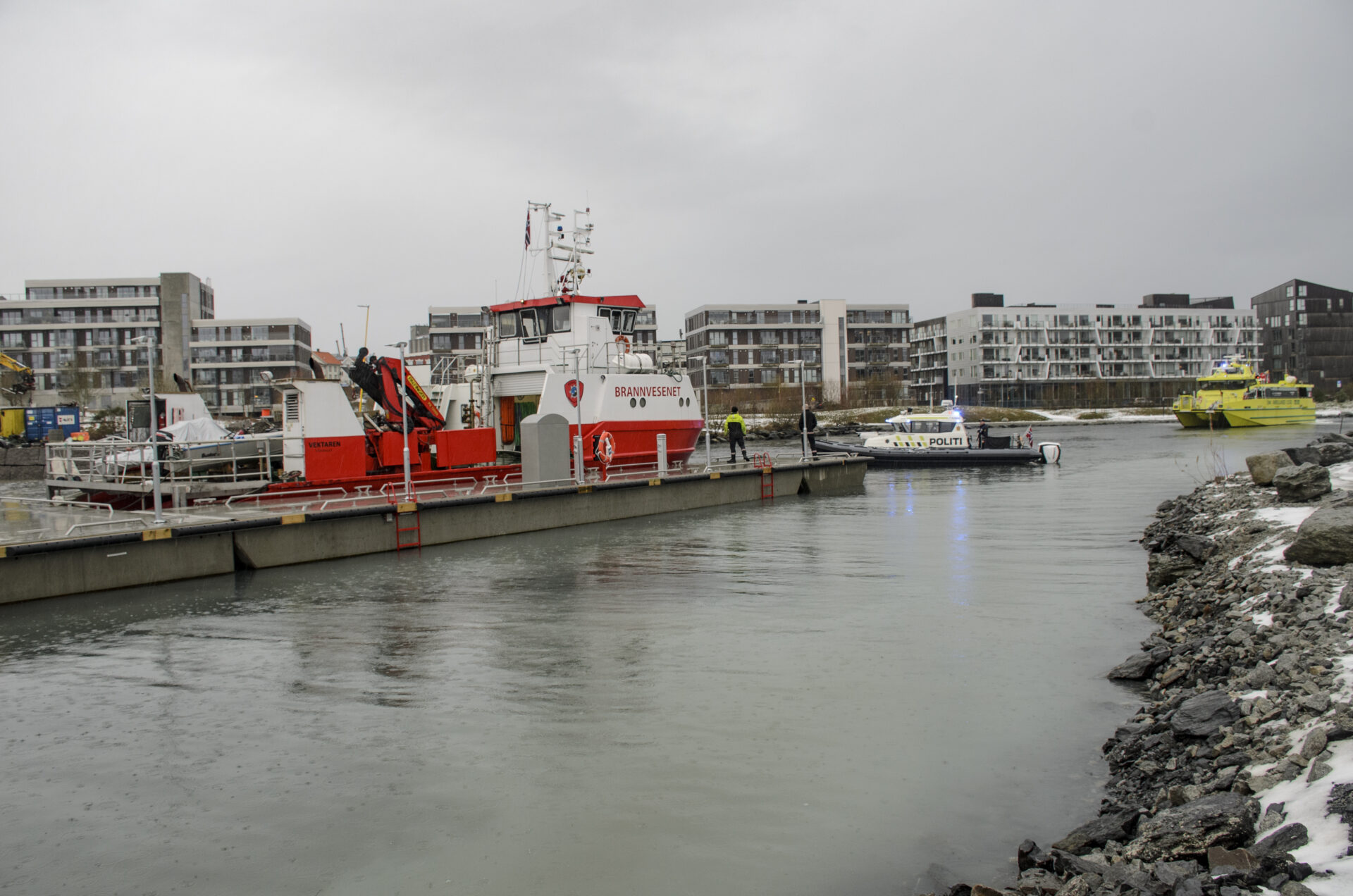 Brannbåten Vektaren, politibåten og ambulansebåten Rygermedic. De to første skal til daglig ligge ved Varmen brannstasjon.