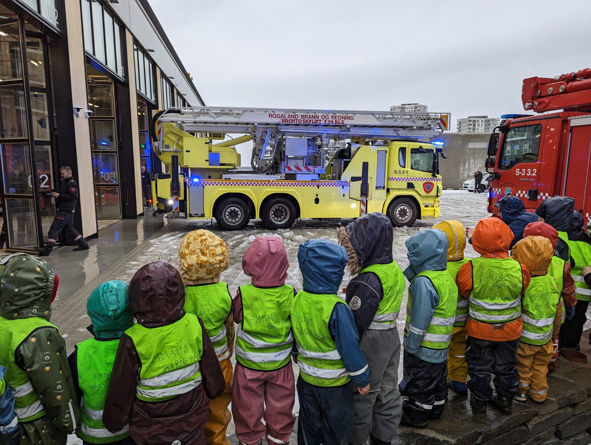 Barna fra Emmaus barnehage var begeistret og imponert over brannbilene som problemfritt rygget inn i de splitter nye garasjene.