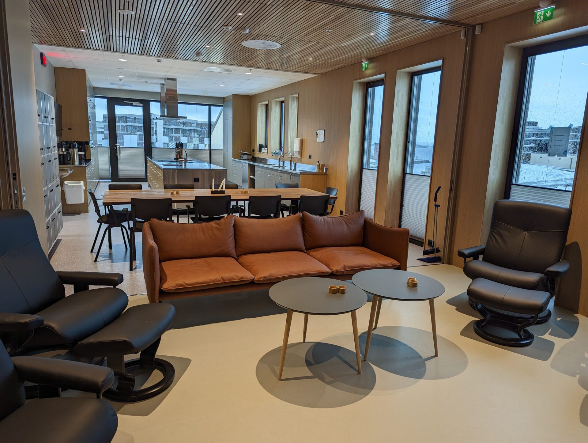 Kombinert kjøkken og dagligstue med flott utsikt.