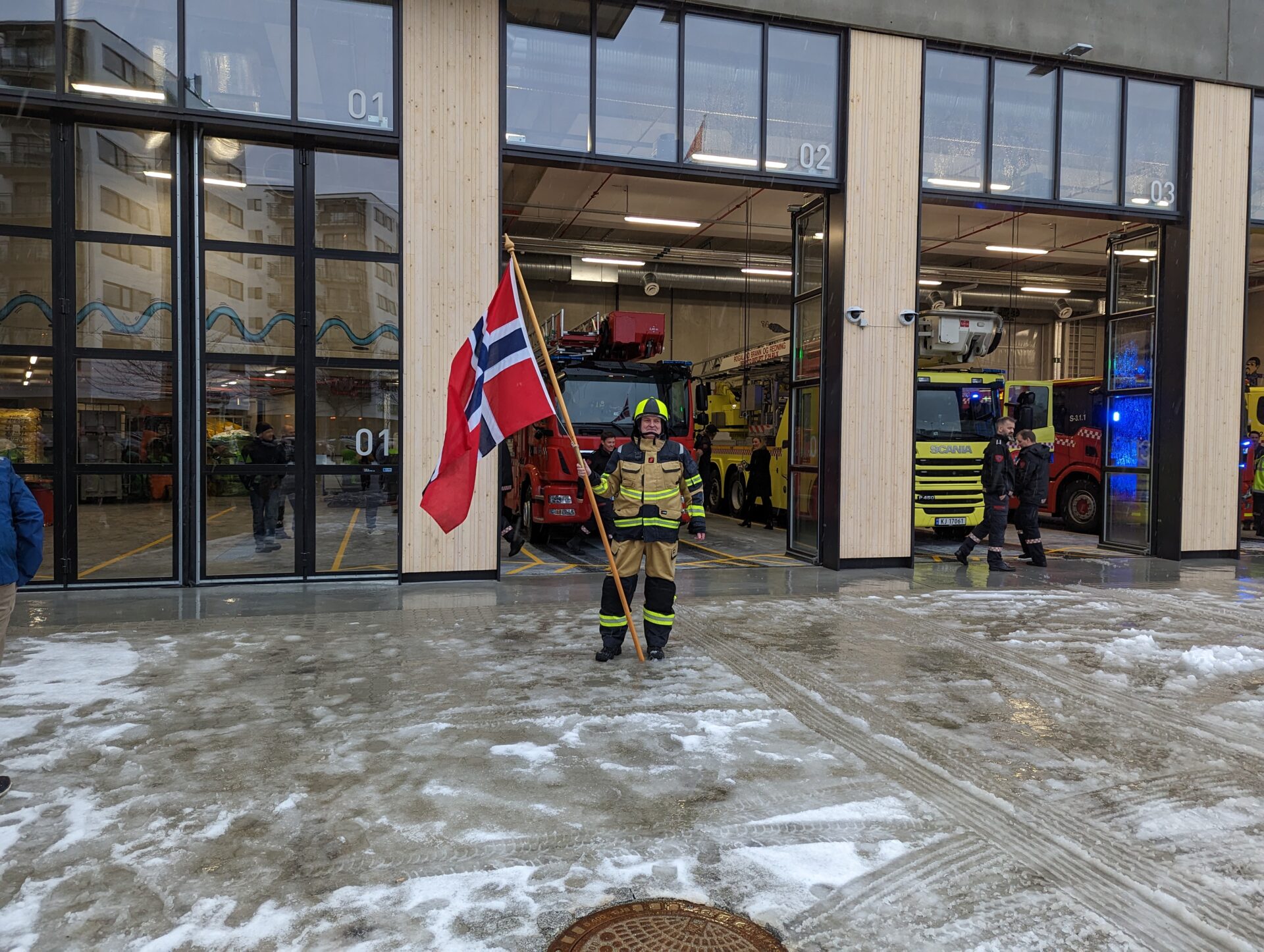 Petter Nielsen, med flagg, er røykvernmester/materialforvalter.