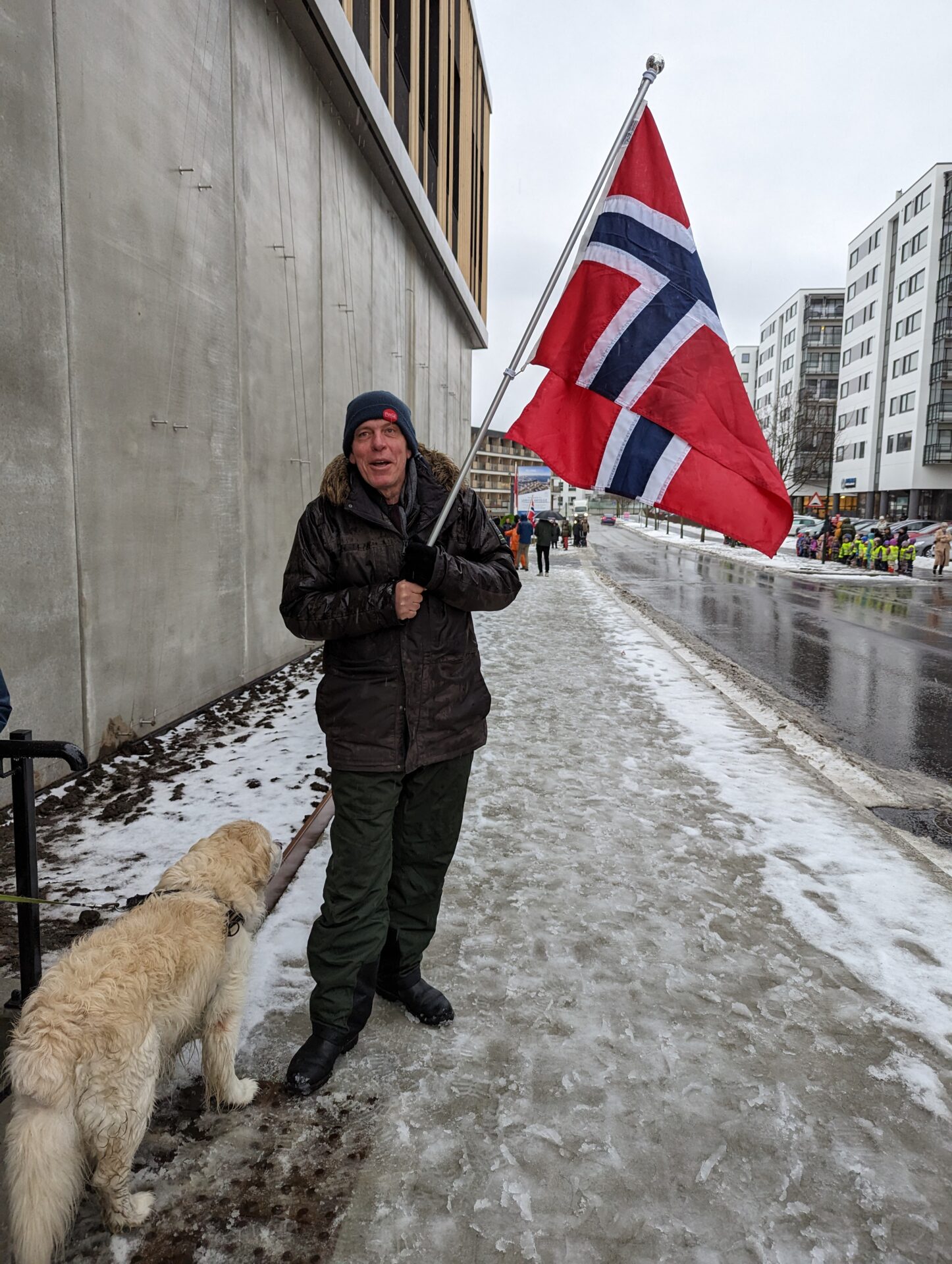 - Det er stas at både brannbiler og båt nå er på Storhaug. Det betyr trygghet for bydelen, sa Bjørn Karlsen fra Rosenli, som med stort vaiende flagg ønsket brannmannskapet velkommen.