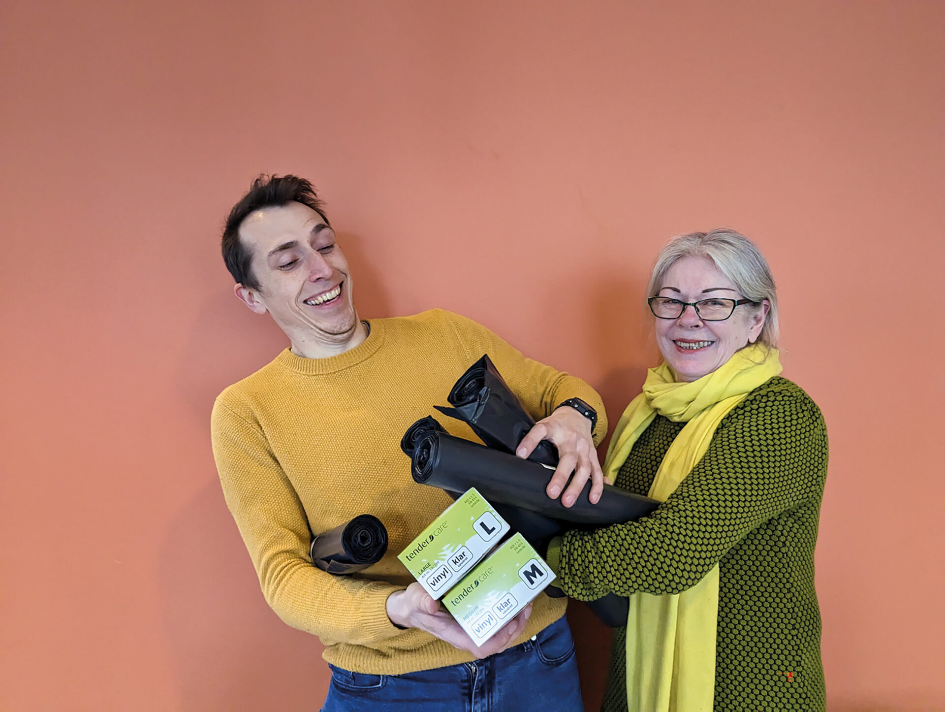 Vi legger fram sekker og hansker så kan folk hente og rydde selv, sier Tommy Kjær Andersen fra Vassøy beboerforening. Lørdag kl 14 har vi felles kafé for beboerne som har ryddet på Vassøystuå. I tillegg har Vassøy skole egen ryddeaksjon. På bildet henter Tommy sekker og hansker hos Svanhild Svihus i Kvitsøygata 3.