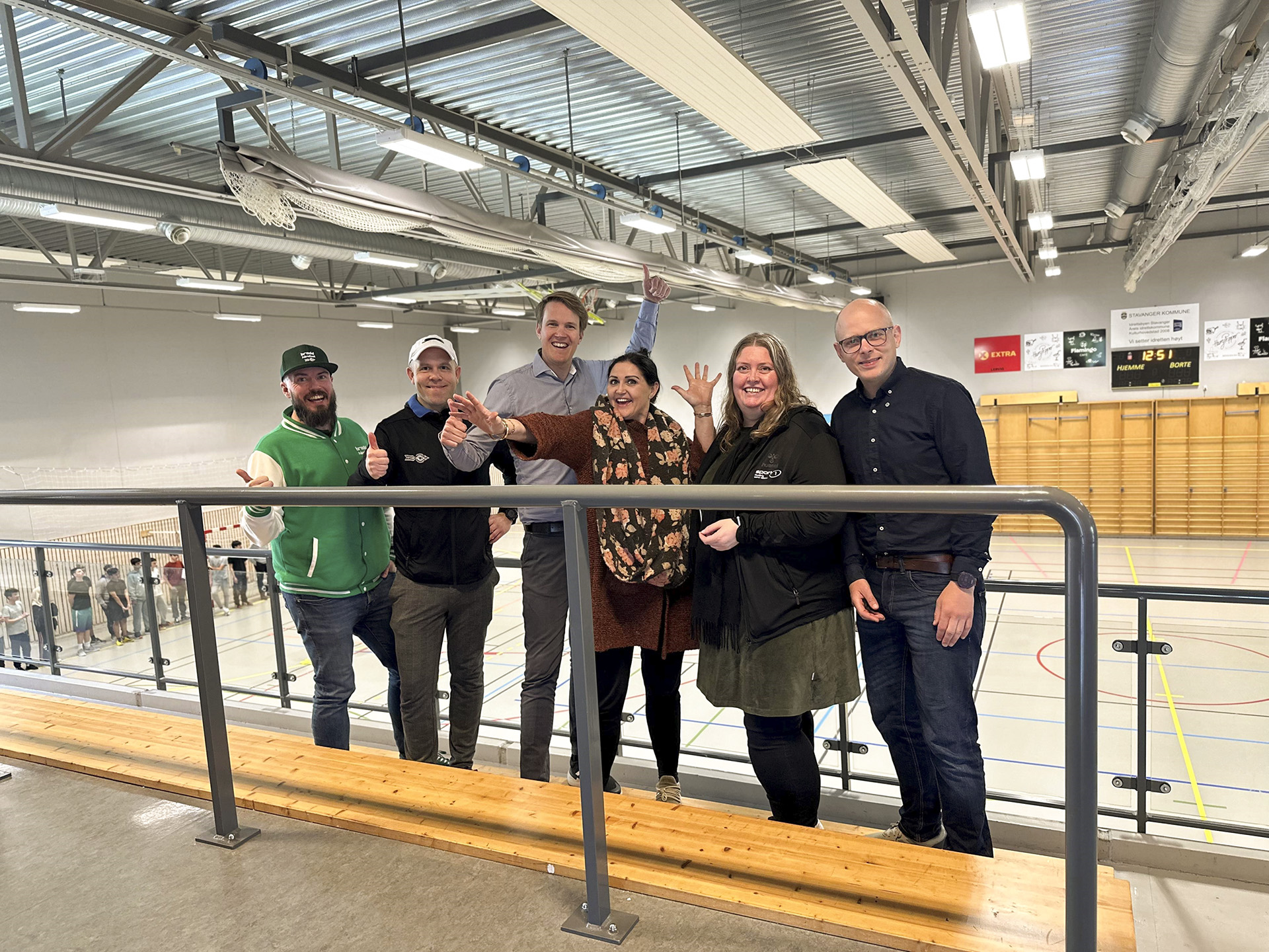 Fra venstre Hallgeir Gustavsen og Christian Lockert-Hansen fra Brodd Håndball, stortingsrepresentant Torstein Tvedt Solberg (Ap), Kristine Aukland og Mette Bjørnstad Falnæs fra Brodd Håndball og helt til høyre Stig Fagerland (Sp) fra Storhaug kommunedelsutvalg. Torstein og Stig møtte opp i Storhaughallen 12. mai for å fortelle Brodd Håndball de gode nyhetene.