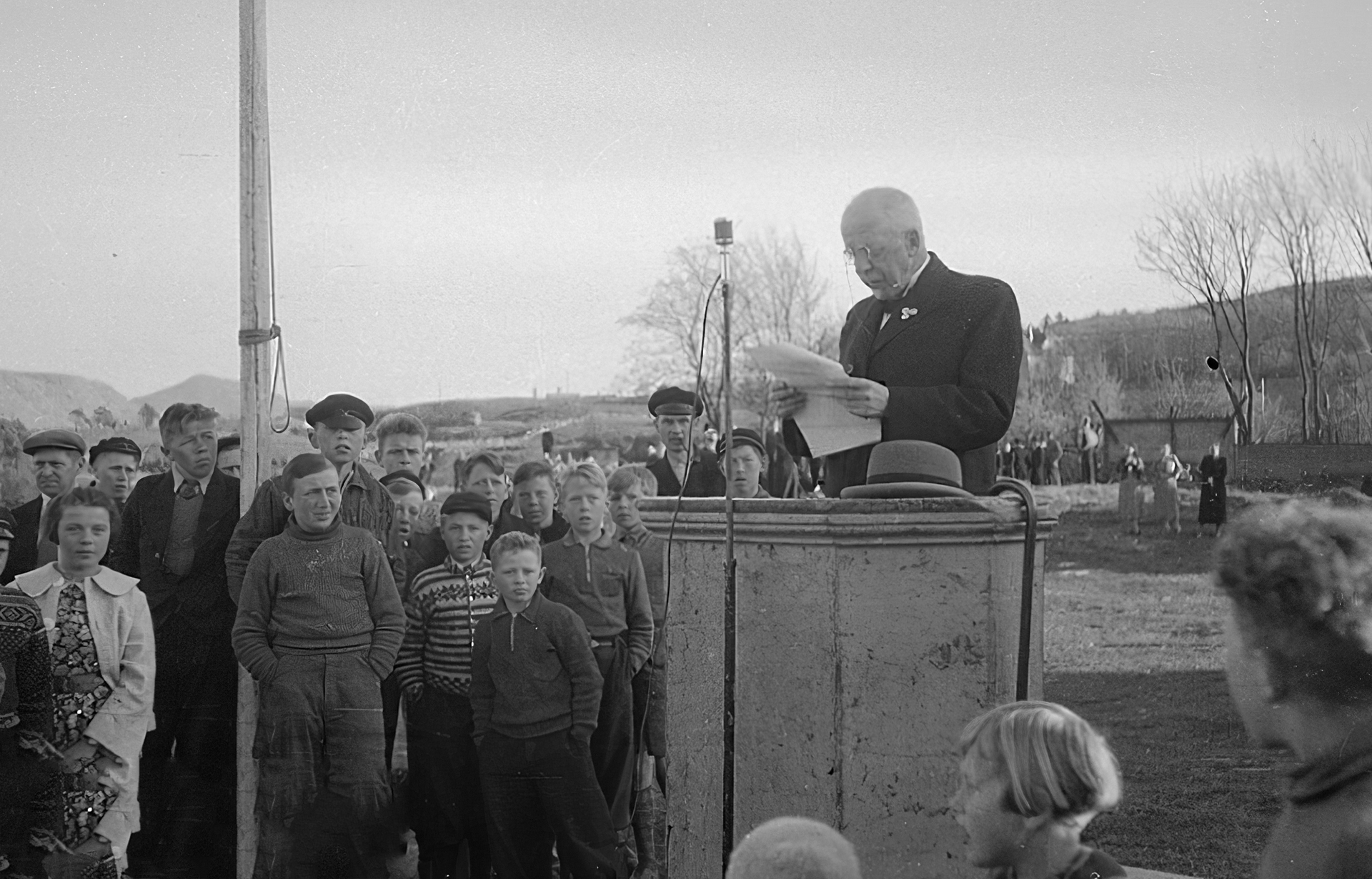 Fra åpningen av Midjord stadion i 1938. Walter står trolig en plass i guttagjengen her. Fra Gard Paulsens arkiv/Stavanger Byarkiv