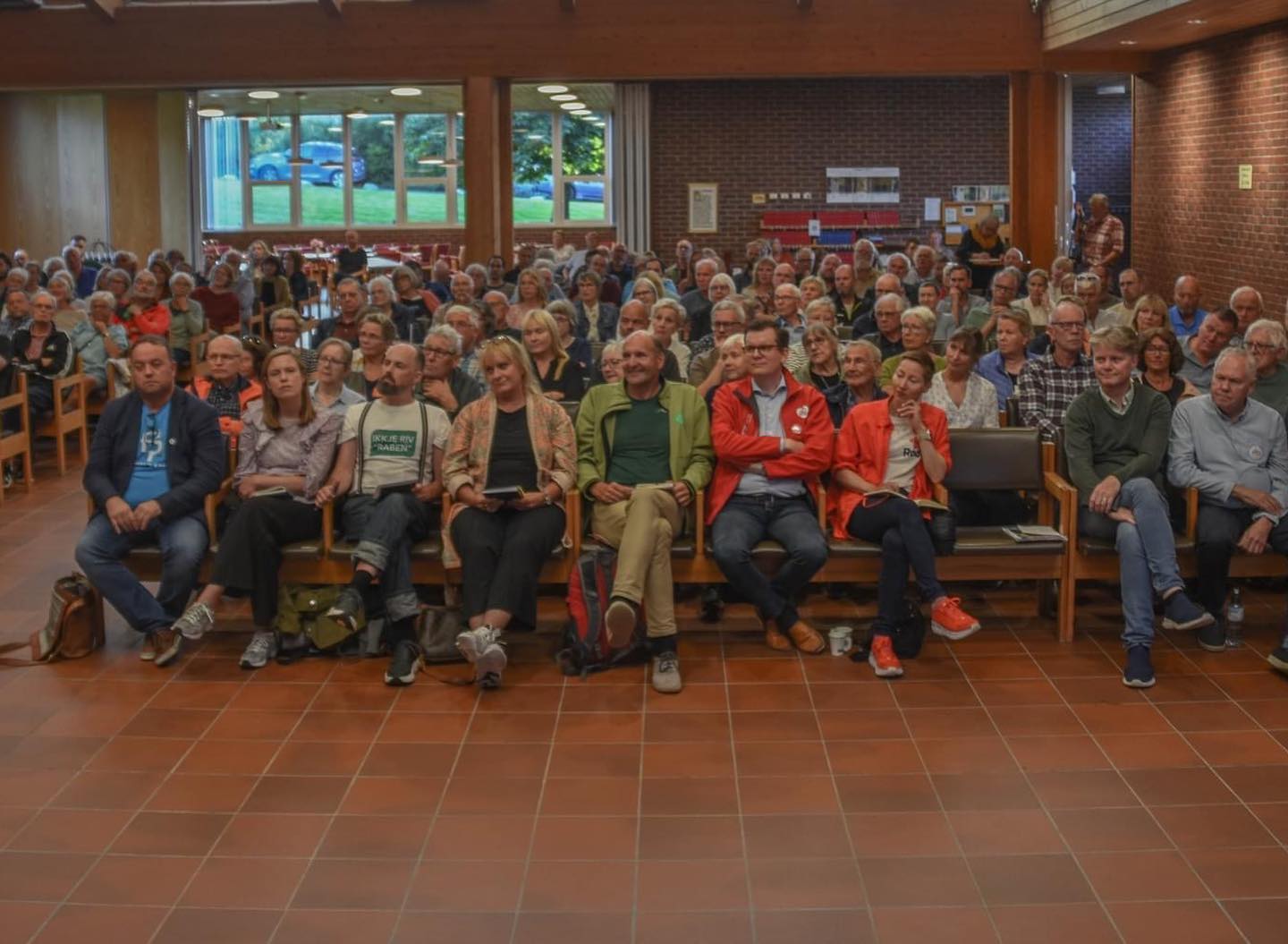 Interesserte tilhørere. Politikerne fikk plass på første (skole)benk. Foto Øivind Bergsaker