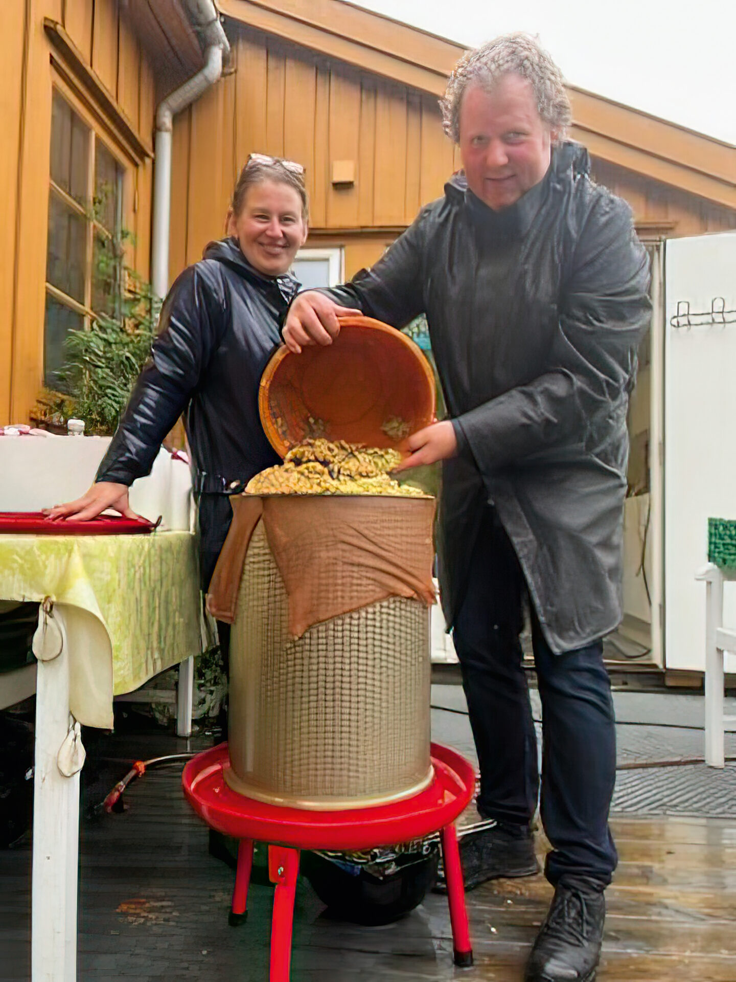 – Jeg kom med 100 kilo epler og drar hjem med 65 liter av den aller beste eplejuice, forteller Jan Zahl. Til venstre Eldbjørg Bonner Hay.
