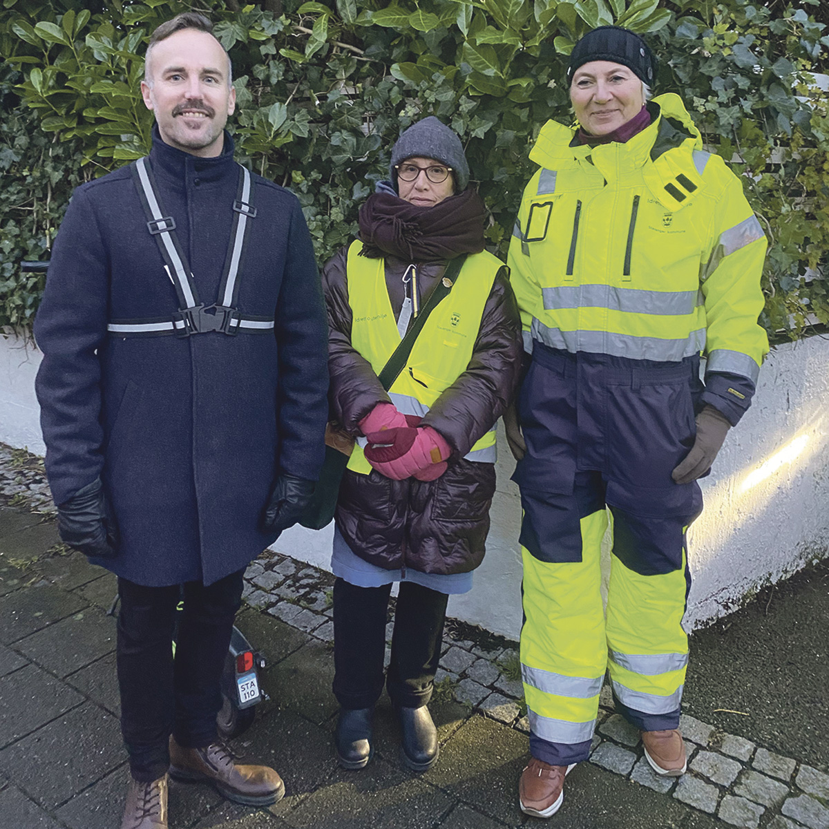 FAU-leder Otto Alsaker Prestmo i samtale med Jorunn Oltedal Brembo og Dagfrid Persdatter fra Vei og trafikk. FAU-leder vil også ta kontakt med Kolumbus og Trygg Trafikk. Vei og trafikk vil invitere Trygg Trafikk med på Hjertesonebefaring.