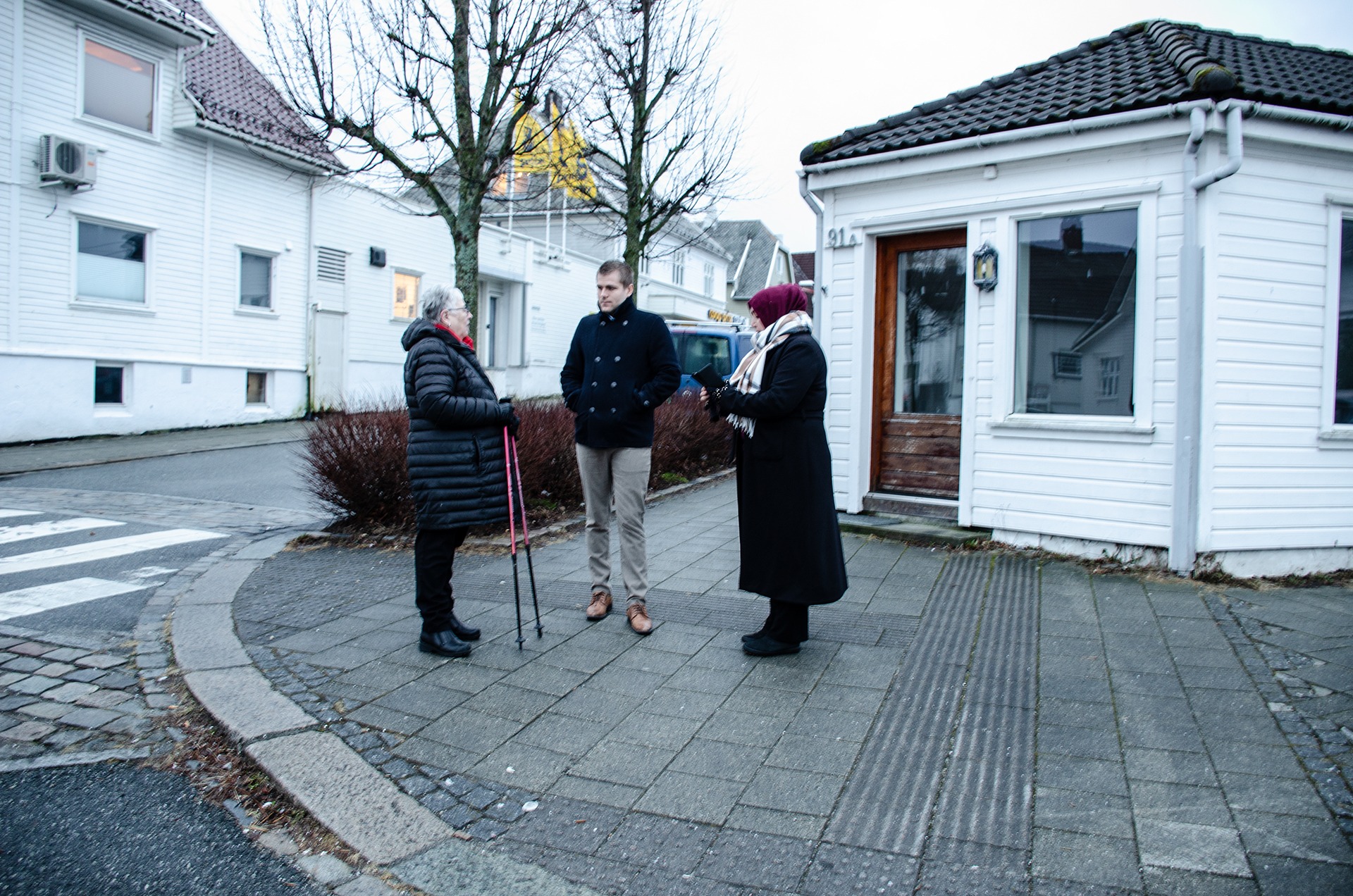 Fra venstre Sissel Tønnessen, Lasse Fredheim og Hilal Erdogmus Kocaguzel. -Det er kjempetrist at bussen legges ned, sier Hilal Erdogmus Kocaguzel. -Flertallspolitikerne må snu i denne saken for å sikre kollektivtilbudene til våre kjære eldre, funksjonshemmede og barnefamilier, dette smerter.
