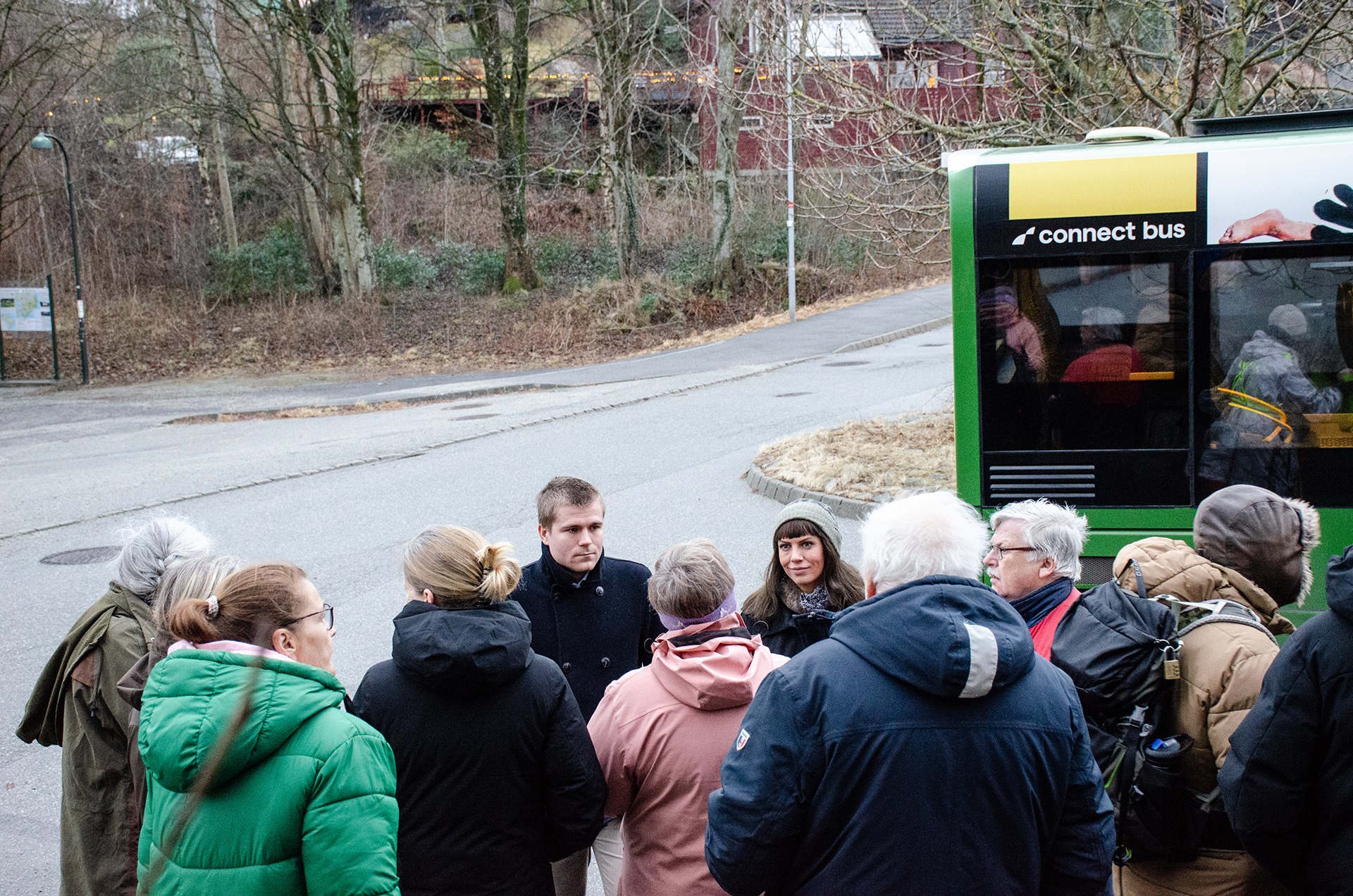 Lasse Fredheim (H) og Charlotte Søraas (Ap) fra fylkets samferdselsutvalg møtte fortvilte busspassasjerer i Ramsvig. Få timer senere vedtok flertallet i utvalget å legge ned bl.a. bussrute nr 12.