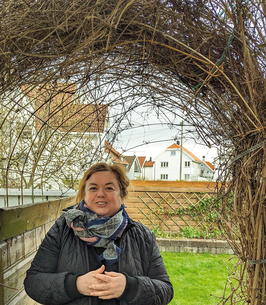 – Hagearbeid er for meg en hobby som gir full energi, sier Tone M. Haugen. -Og nå kommer våren! Foto Sigrid Bækholt.