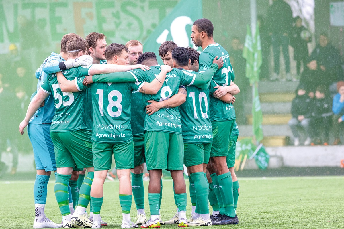 Konsentrasjon og samhold før kampstart. Foto: Eirik Tjørhom