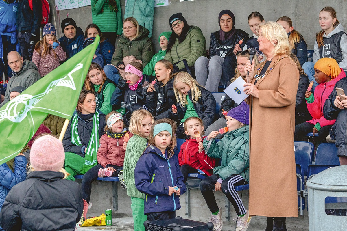 Brodd - klubben i våre hjerter. Offisiell åpning av de nye tribunene ved ordfører Sissel Knutsen Hegdal. Foto: Eirik Tjørhom.