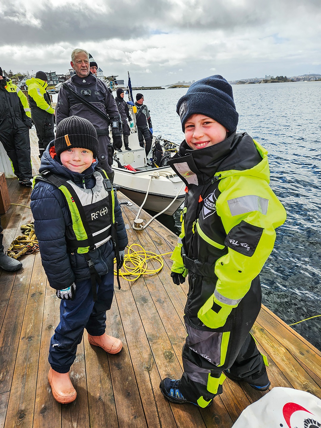 Barna hjelper til på land, samler søppel og ser på sjødyrene som er festet til avfallet fra havbunnen