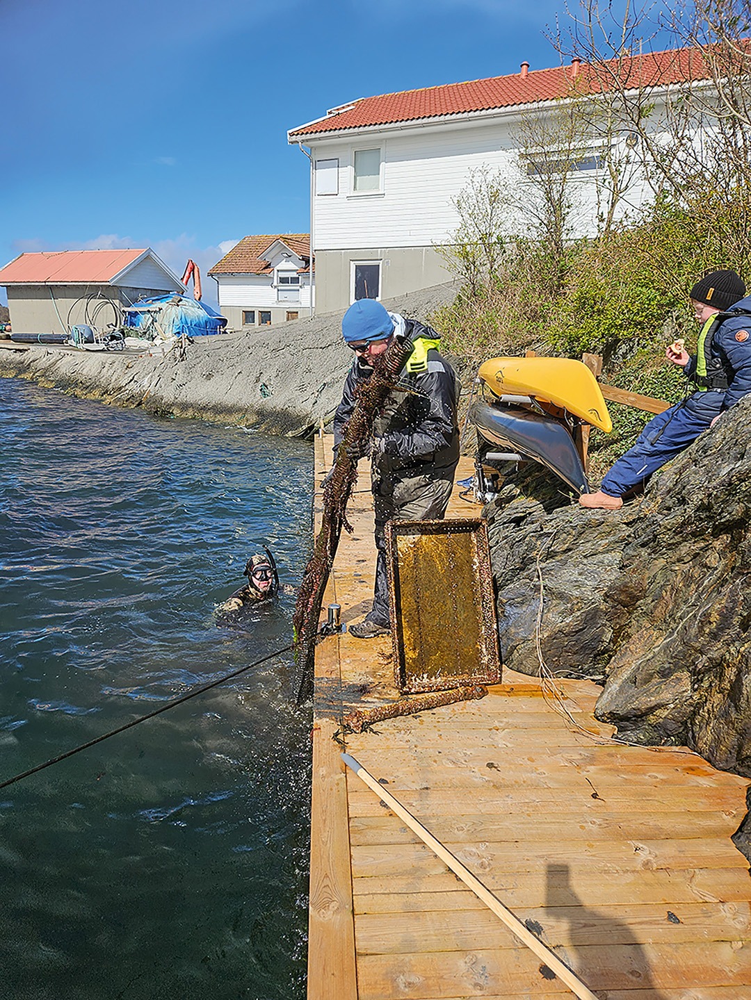 Hjelpemannskap på land, en viktig del av en slik ryddeaksjon