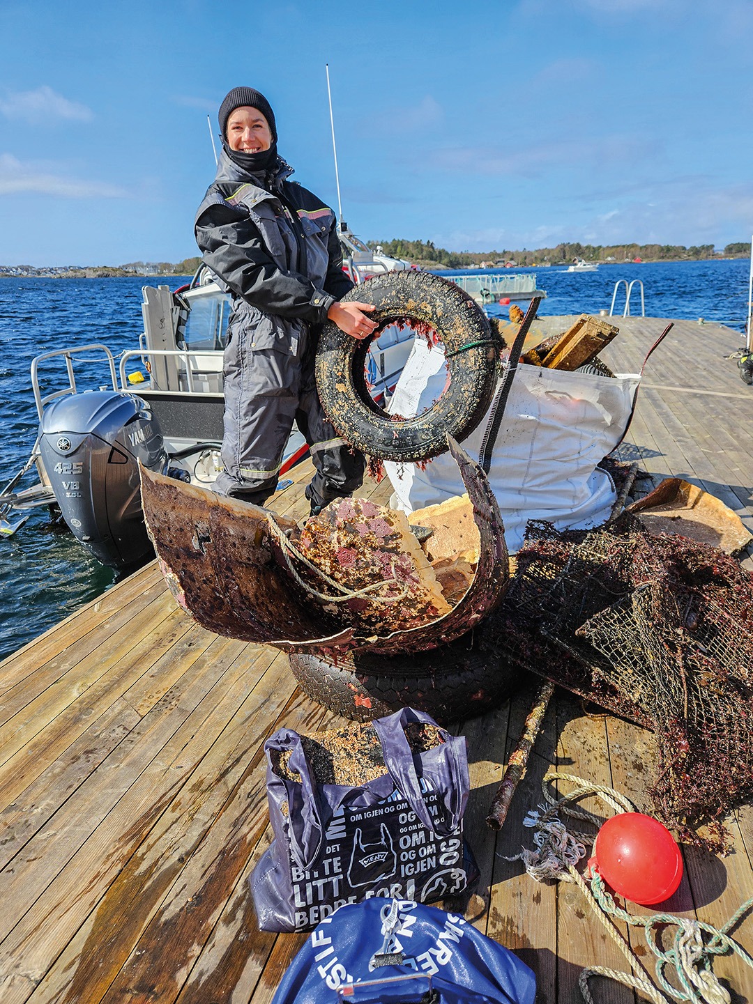 – I sjøen ved Vassøy ble det funnet mange bildekk, teiner, garn og et hundre meter langt rør, forteller Kersti. Bildet viser bare en brøkdel av det som gjenstår å hente opp fra havbunnen på Vassøy.