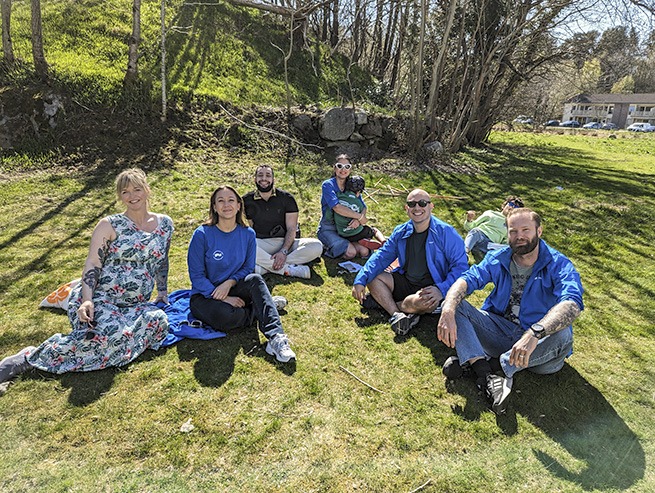 I fjor ryddet de Pedersgata ved Grensesteinsgata og Støperigata hvor de bl.a. fant en sprøyte, en hjulkapsel og dessverre mye mikroplast. Ved busstoppet nær Coop Extra i Haugesundsgata var det veldig mye boss, sigarettsneiper og brukte snusposer. Storhaug teamet fra Stavanger Høyre fikk gratis pølser, kaffe og vafler i hagen ved Rasmus Risas gate 33 etter ryddingen. Jørgen Jakobsson helt til høyre i bildet. Foto Sigrid Bækholt.