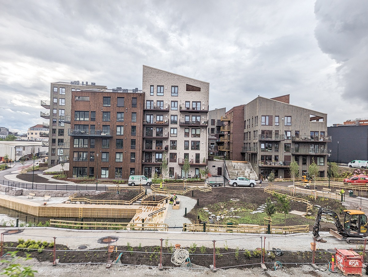 Det nye boligprosjektet ved Spilderhaug består av fem blokker med til sammen 161 leiligheter. Innflytting startet i februar i år. Blokkene har innkjøring fra Lervigsveien, helt til venstre i bildet, til en underjordisk parkeringskjeller og har dermed et bilfritt uteområde mellom blokkene..