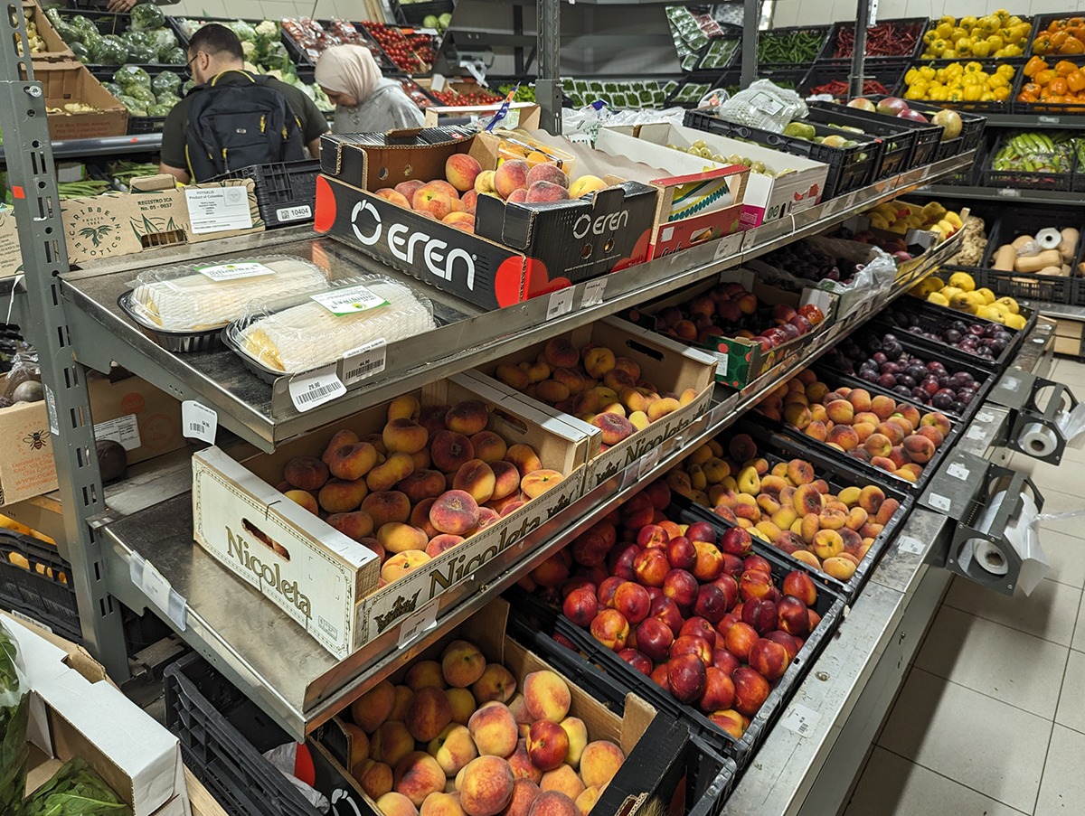 Matbutikkene er dessverre veldig like! Jeg savner virkelig en ferskvaredisk! Men IMS er bra med en fantastisk frukt og grønn avdeling, sier Cecilie Helleberg.