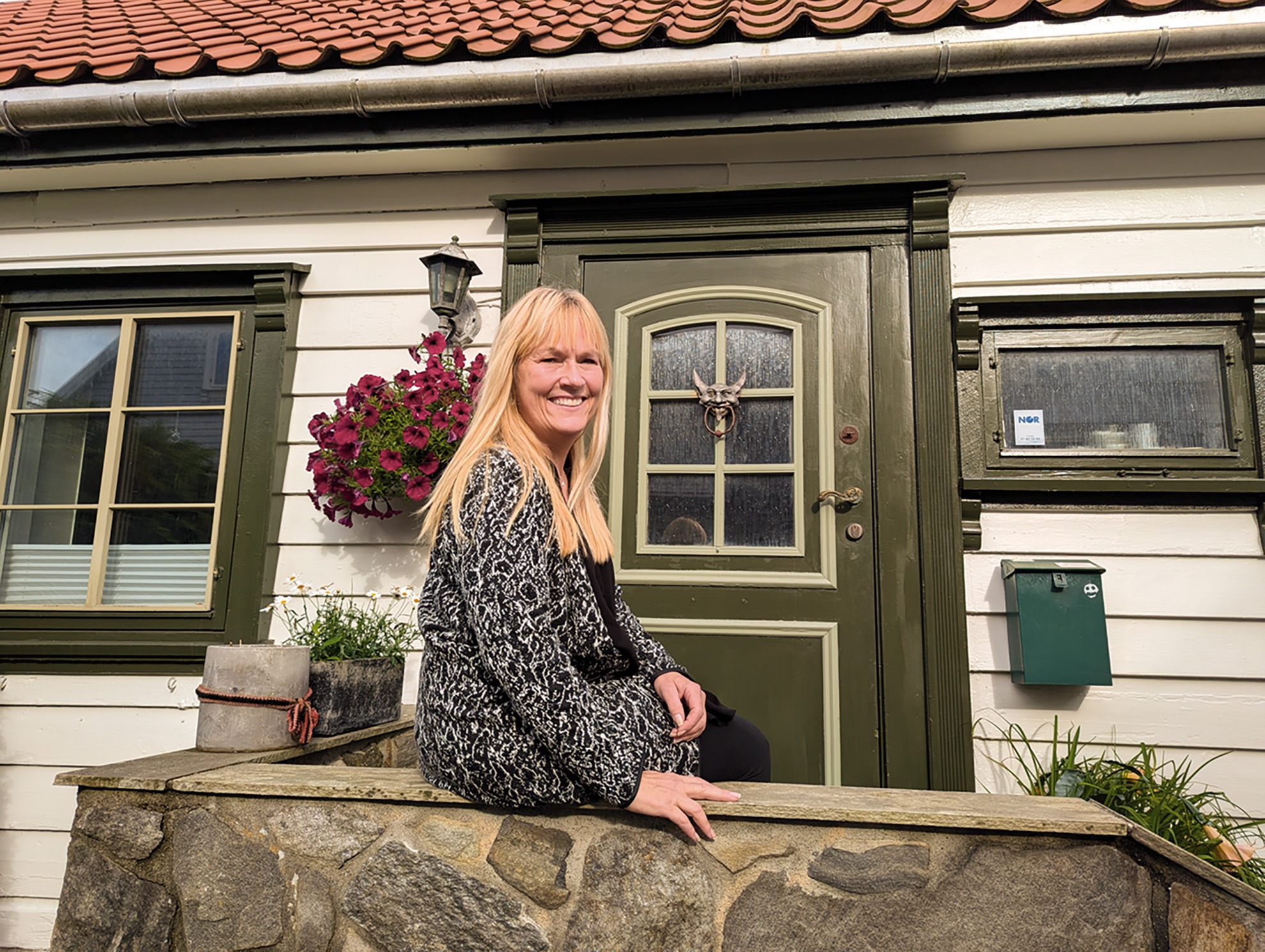 – Huset mitt ble flyttet fra Hjelmeland til nederst i Bratteberggata i 1850, forteller Anne Grethe Vasbø.– I det som nå er stuen min var det en gang kartbutikk.