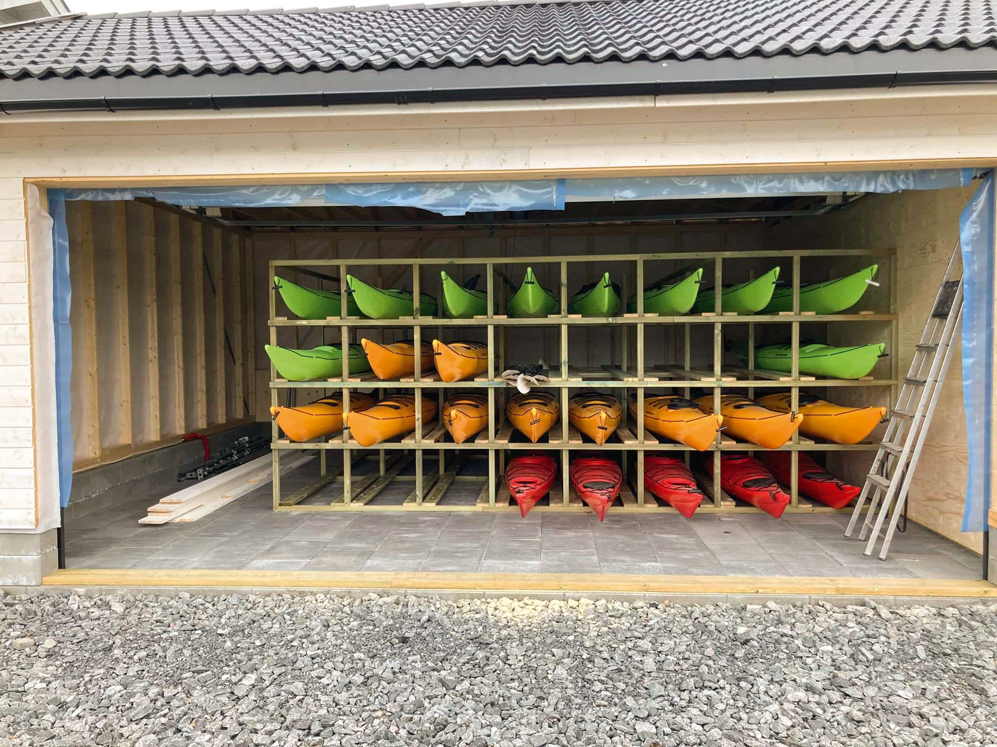 Kajakker kan lagres på veldig mange forskjellige og enkle måter i byen, i naturen, i eldre bygg, i containere, stativ eller stillas.