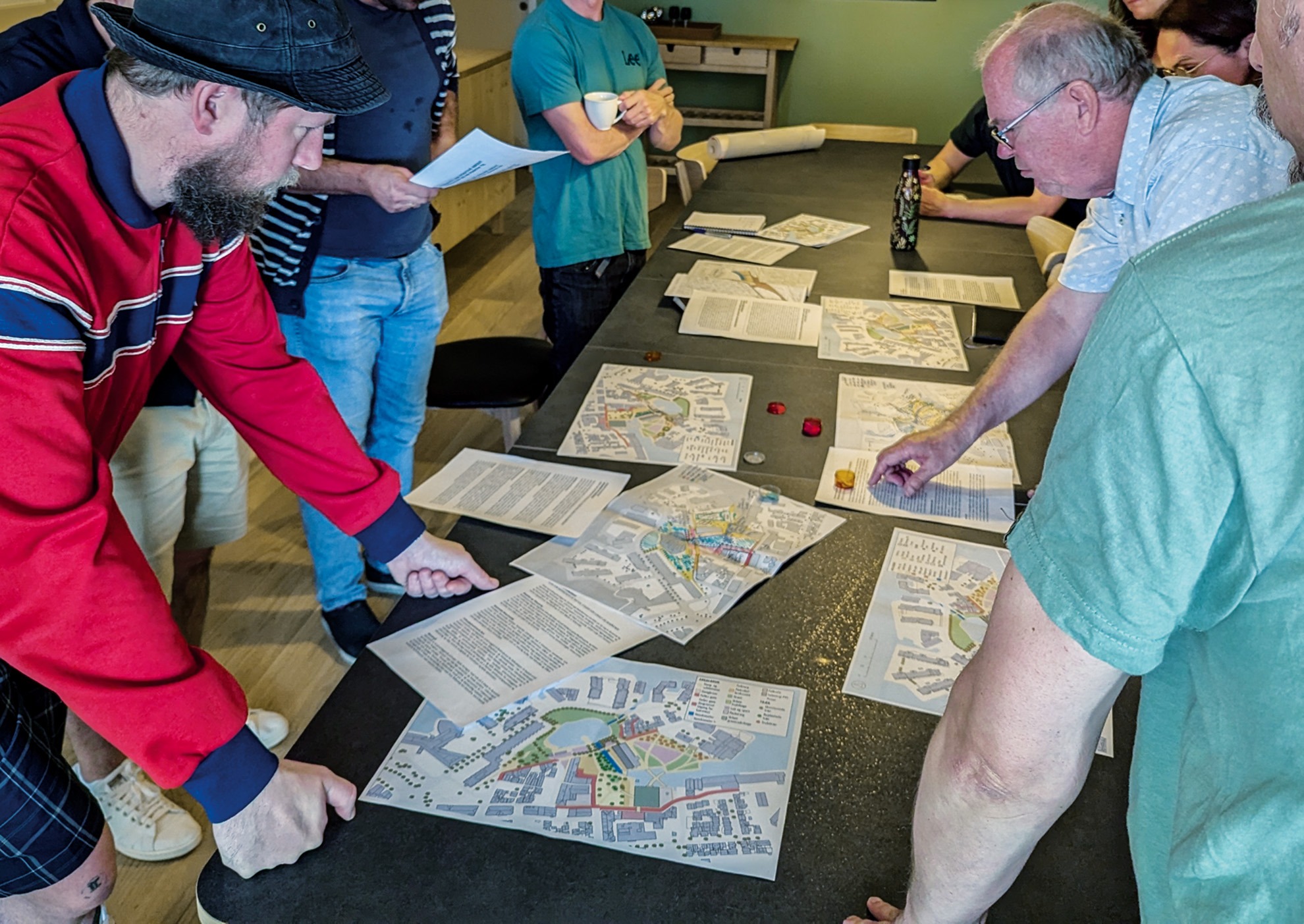 Etter grundige samtaler, diskusjoner og ekskursjoner i området bearbeides ideene og blir til illustrasjoner og kart for hvordan det kan bli. Beboere fra området Svankevigå og Badedammen får hjelp fra Universitetet i Stavanger til å lage sine egne utopiske visjoner. Foto Sigrid Bækholt.