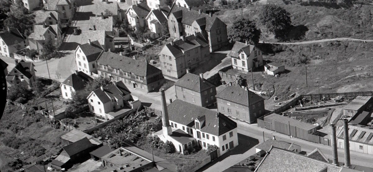 Haugesundsgata og Trafikkgata. Steinhagen er området rundt innkjørselen til Storhaugtunnelen i Haugesundsgata. Under første verdenskrig bygde kommunen fem ganske store arbeiderboliger her. Særlig den ene hadde et «kasernepreg» som vi kjenner igjen fra leiegårder i en rekke storbyer. Rudolf Nilsen (arbeiderdikter) kalte disse arbeiderboligene for «gråbeinsgårder». Fra Storhaug Bydelsleksikon, 2001. Bildeutsnitt fra Widerøes flyfotosamling/Stavanger byarkiv datert 7.7.1952.