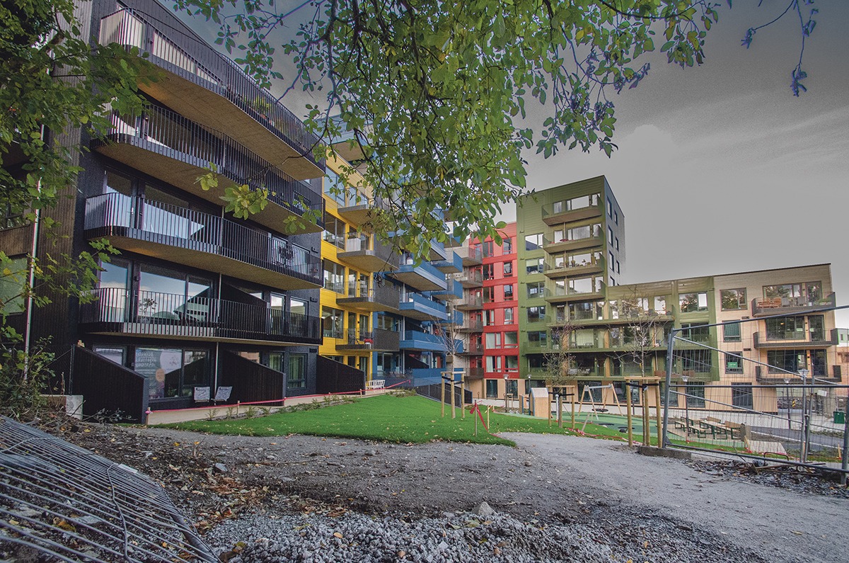 Første byggetrinn av Fargehusene i Steinhagen er nå ferdige. Til neste byggetrinn planlegges flere bygg med til sammen 64 leiligheter. Foto Sten Solberg