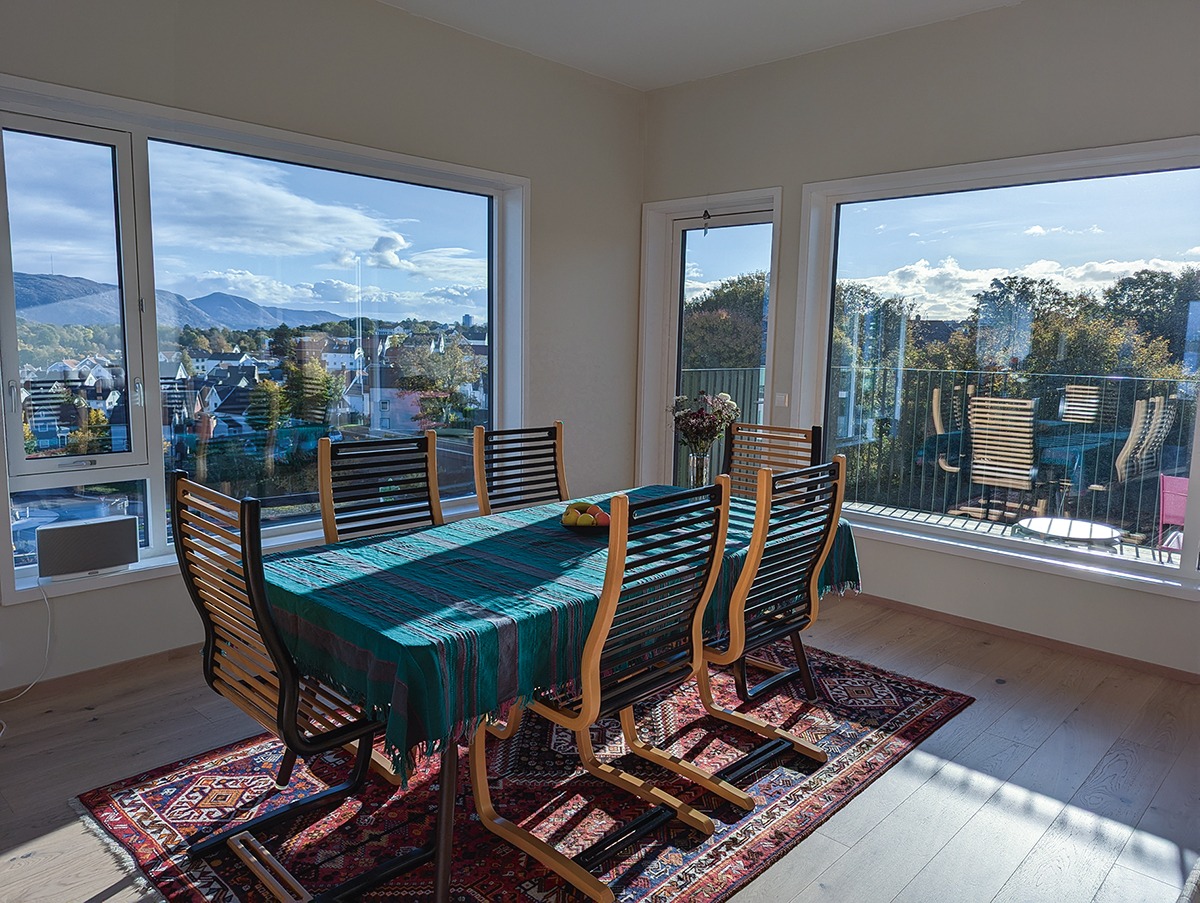 Fantastisk utsikt i flere retninger fra spisestuen. Vi pleier å sitte ved siden av hverandre og nyter utsikten til alle måltider, sier Grete. Foto Sigrid Bækholt
