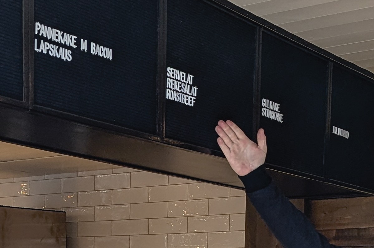 Menyen er i ferd med å bli klar og viser foreløpig pannekaker med bacon, lapskaus, servelat, rekesalat, roastbiff, gul kake og Stingkake.