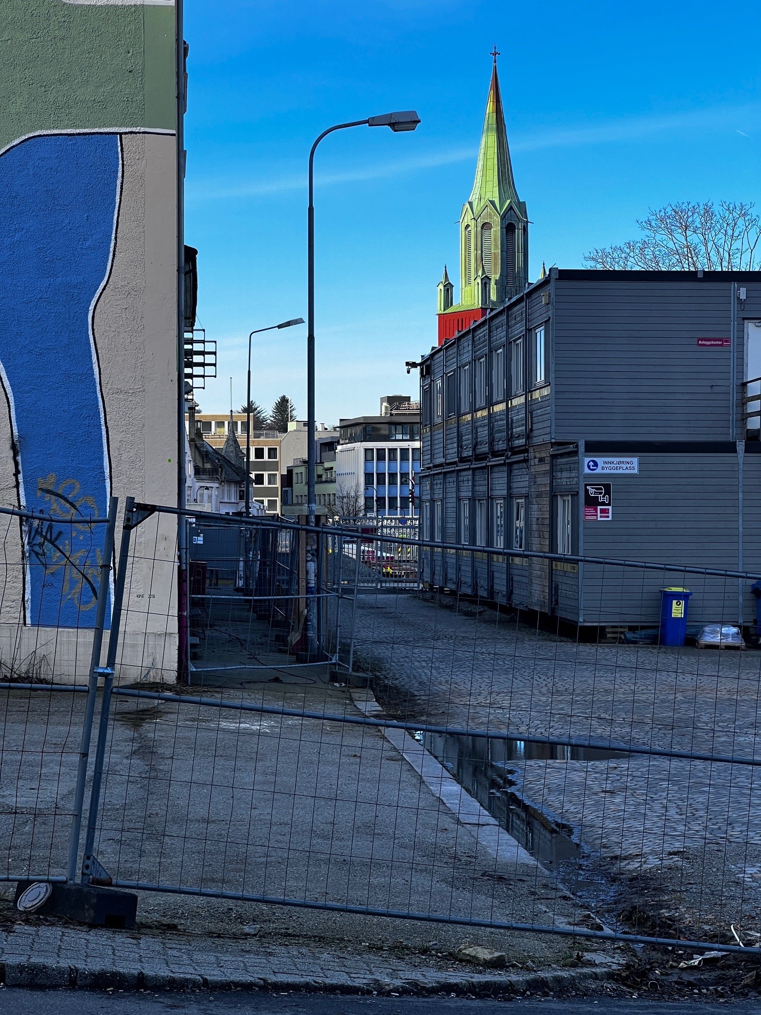 Øvre del av Nytorget er nå riggområde for privat utbygging (Mediebyen). Det er ingen tidsplan for hvor mange år det vil ta før området opparbeides til park. Foto Margit Opheim.