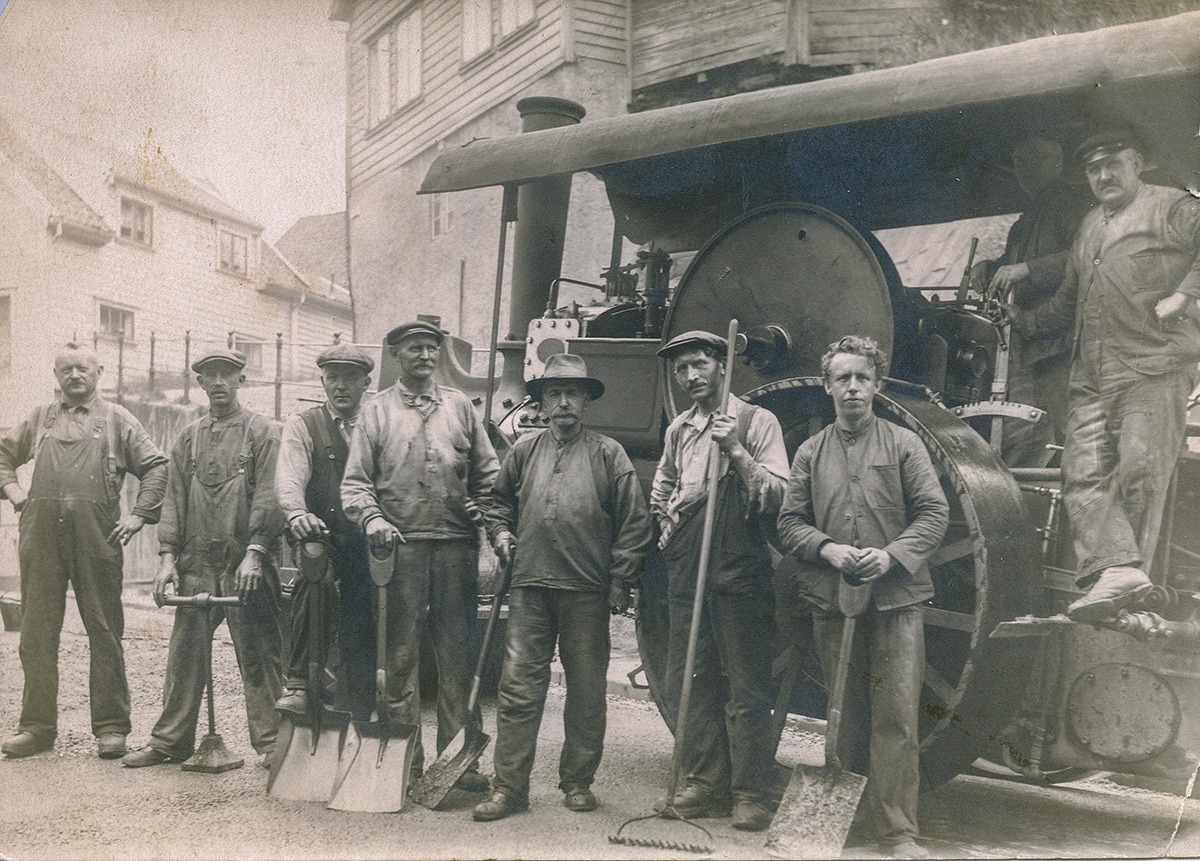 Dette flotte bildet er fra ca 1930. Fører på dampveivalsen var Karl Eriksen. Bildet ble levert inn av Kjell T Larsen.