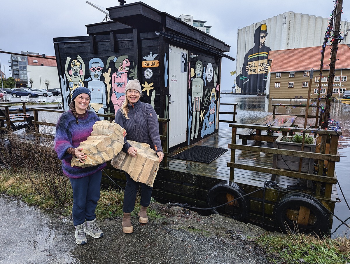 Ved Damps badstuer er Ingrid Stavenes og Siren Kvanvik travelt opptatt med å gjøre rent og fylle på ved i de tre badstuene. Foto Sigrid Bækholt.
