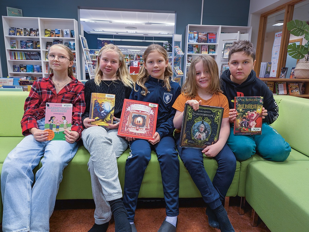 Fra venstre Eira Wraa Endresen, Selma Bowitz, Oda Bergsaker, Jakob Maingourd Toft og Max Belyaev. Foto Sigrid Bækholt.