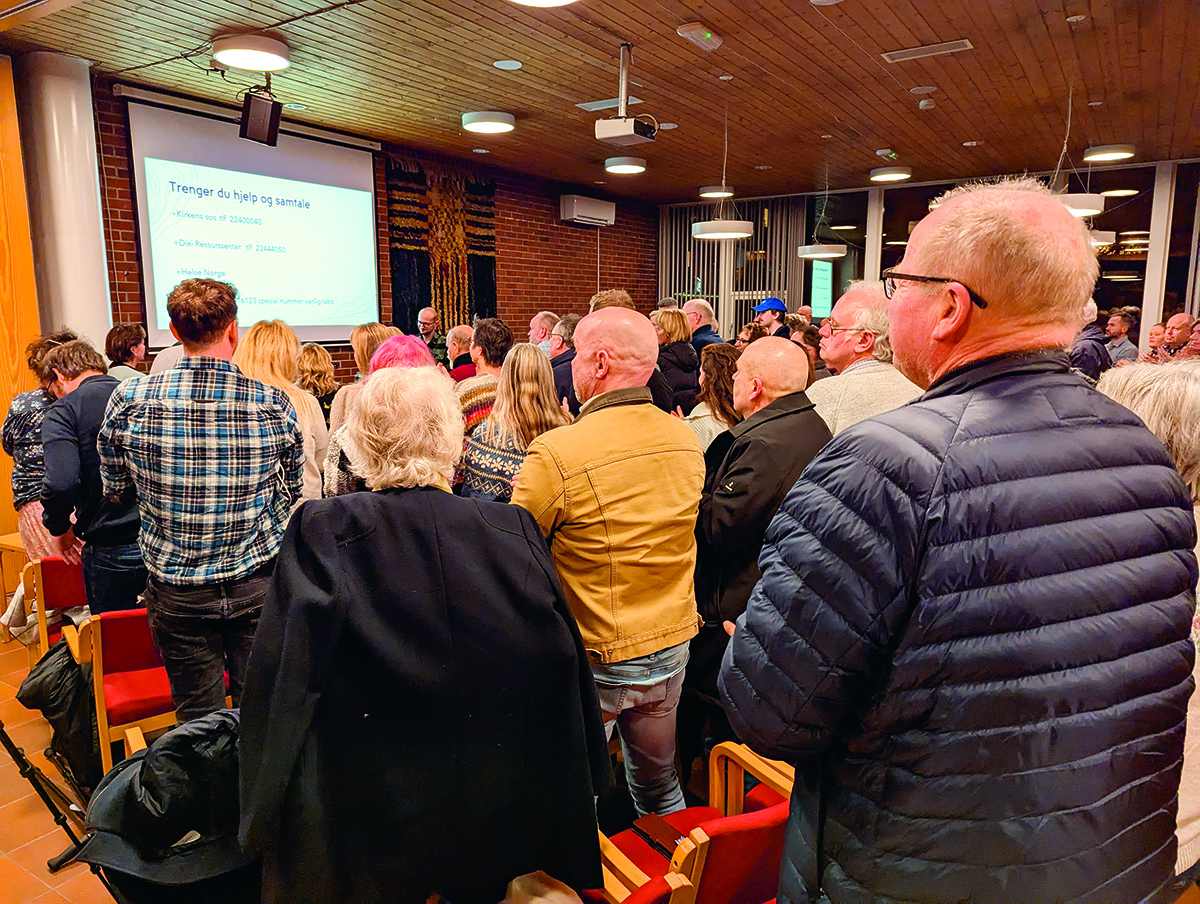 Under foredraget var det blikk stille. Så fulgte trampeklapp og stående applaus. Foto Sigrid Bækholt.