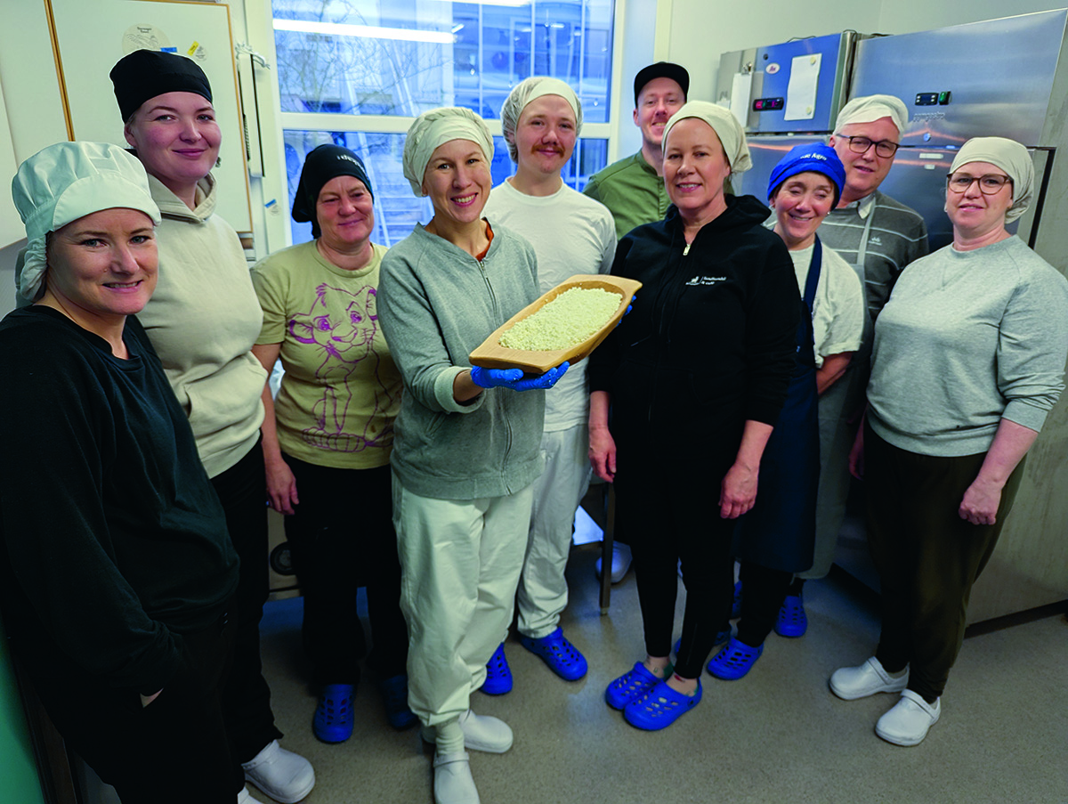 De deltok på innføringskurs i ysting og sjekker modning av fatosten. Lise Brunborg holder trefatet. Foto Sigrid Bækholt