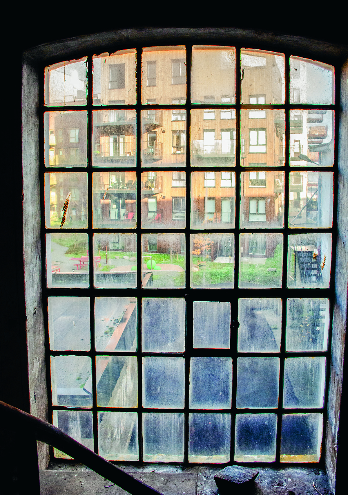 Gammelt støpejernsvindu i Støperigata 34. Foto Sten Solberg.