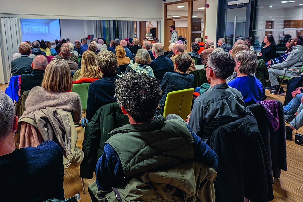 Møtelokalet på Lervig sykehjem var fullt. Rune Kommedal (leder for Utbygging) ledet møtet. Foto Sigrid Bækholt