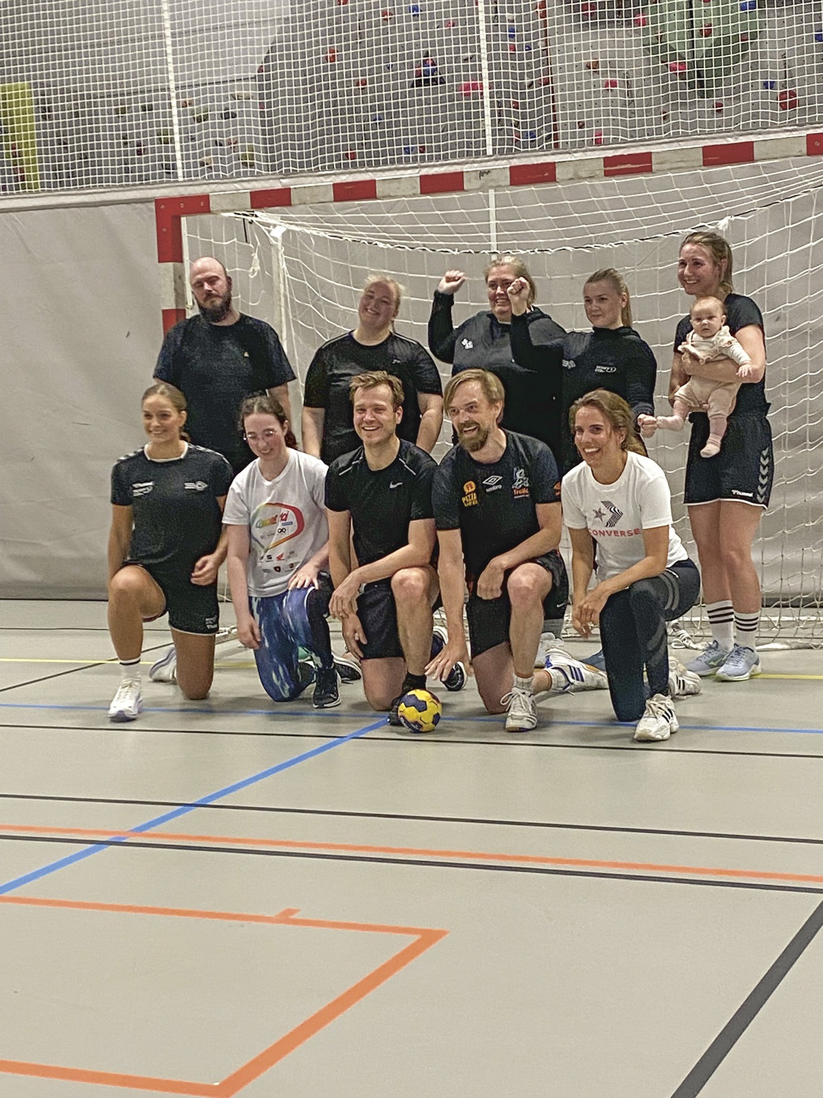 Voksne trenere spilte kamp mot jenter 15 år. Maren helt foran til høyre og Siri bakerst til høyre.