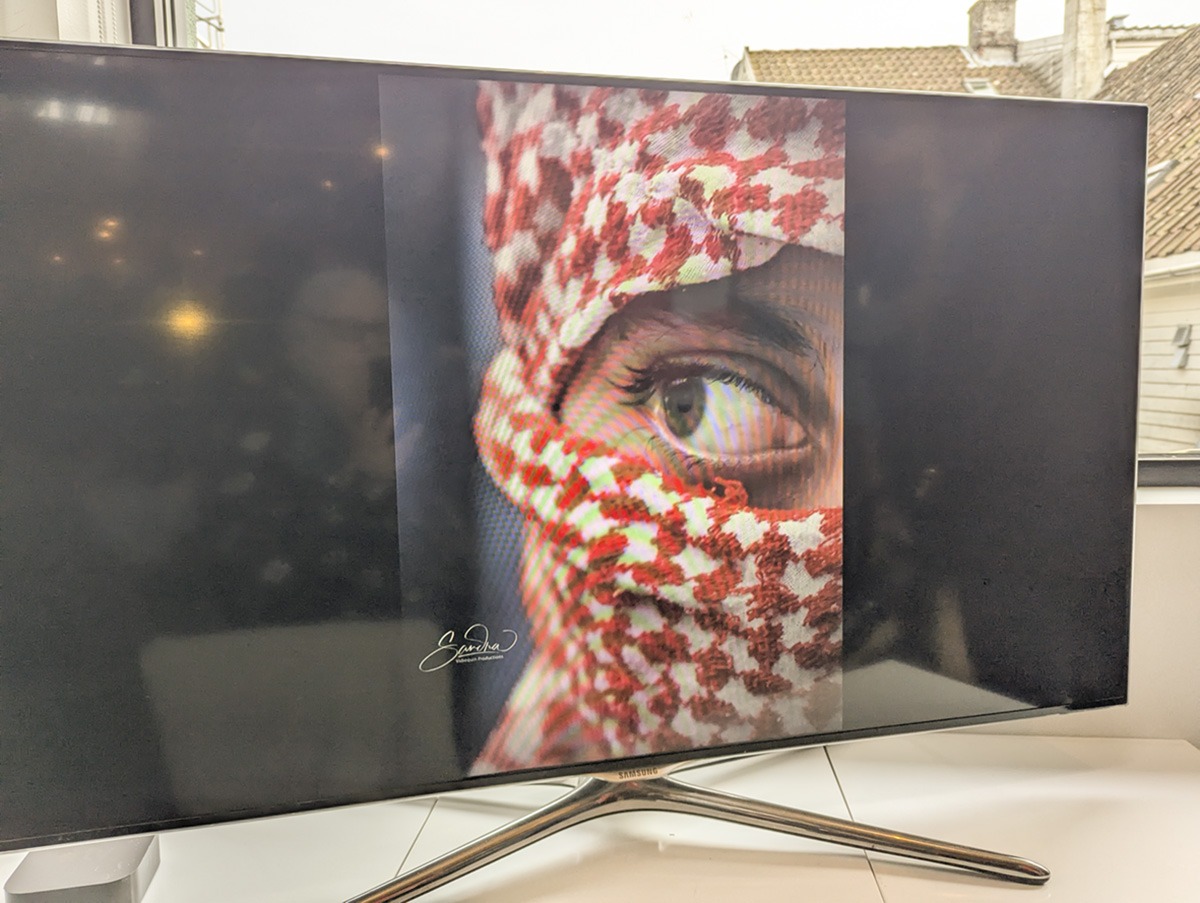 – Bildene mine, som vises på skjerm, er fra lokale demonstrasjoner, alt fra Black Lives Matter til Palestina-markeringer og demonstra­sjoner mot SIAN. De viser at det lokale engasjementet for inter­nasjo­nale saker er stort i Stavanger, sier Sandra. Foto Sigrid Bækholt