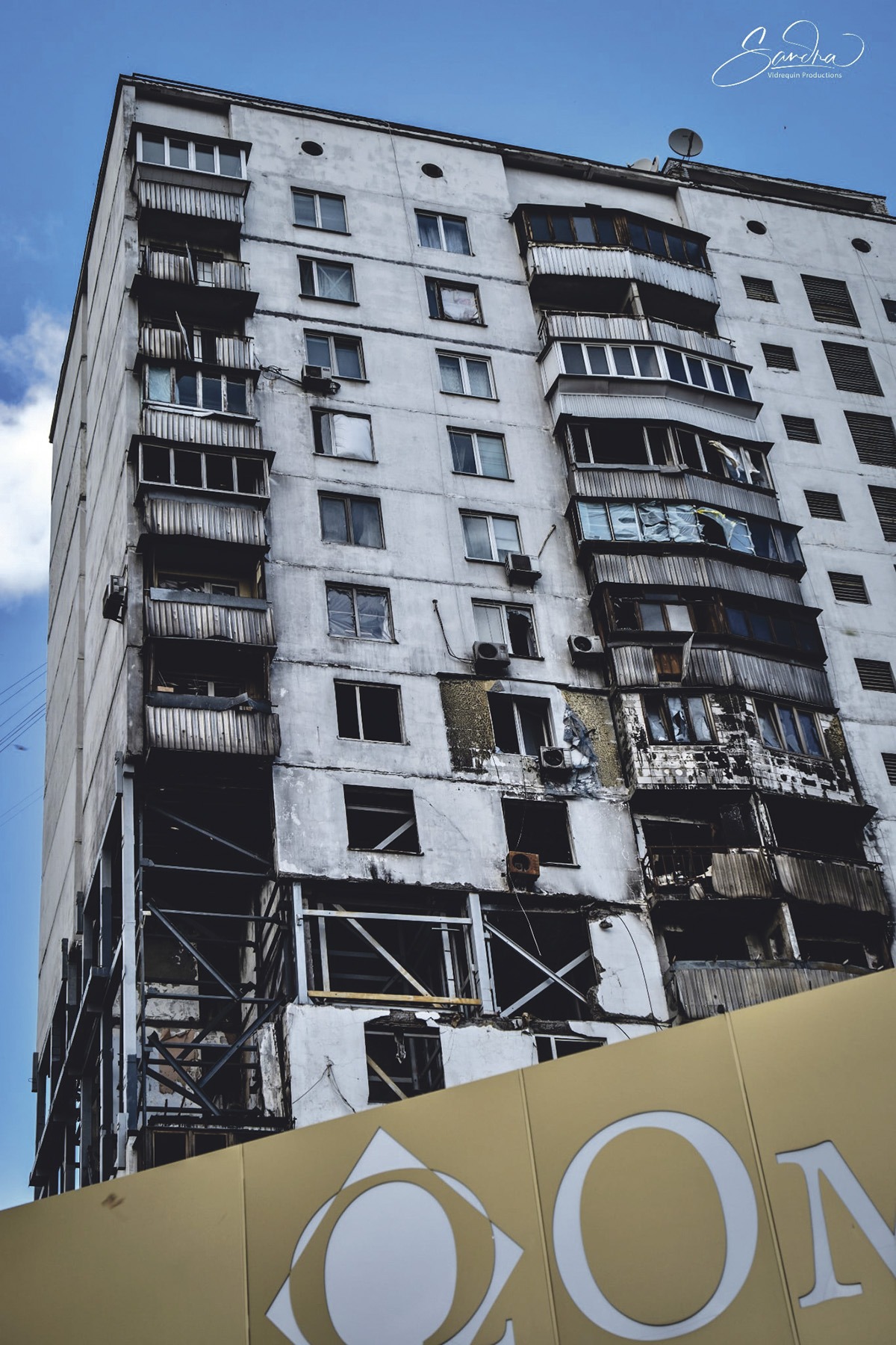 I Ukraina var det fullstendig utbombede bygninger og ødelagte hjem overalt. Foto Sandra Vidrequin.