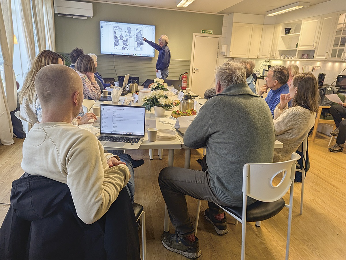 Trond Kostøl forklarte de ulike alternativene for bro da Storhaug bydelsutvalg hadde møte på Vassøy.